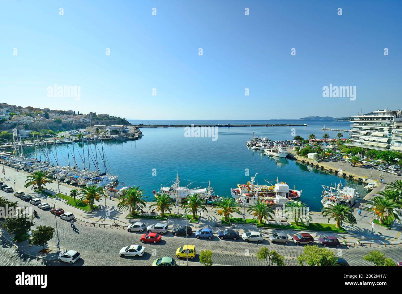 Kavala, Griechenland - 16. September 2015: Fischerboote und Gebäude im Hafen der Stadt in Ostmakedonien Stockfoto