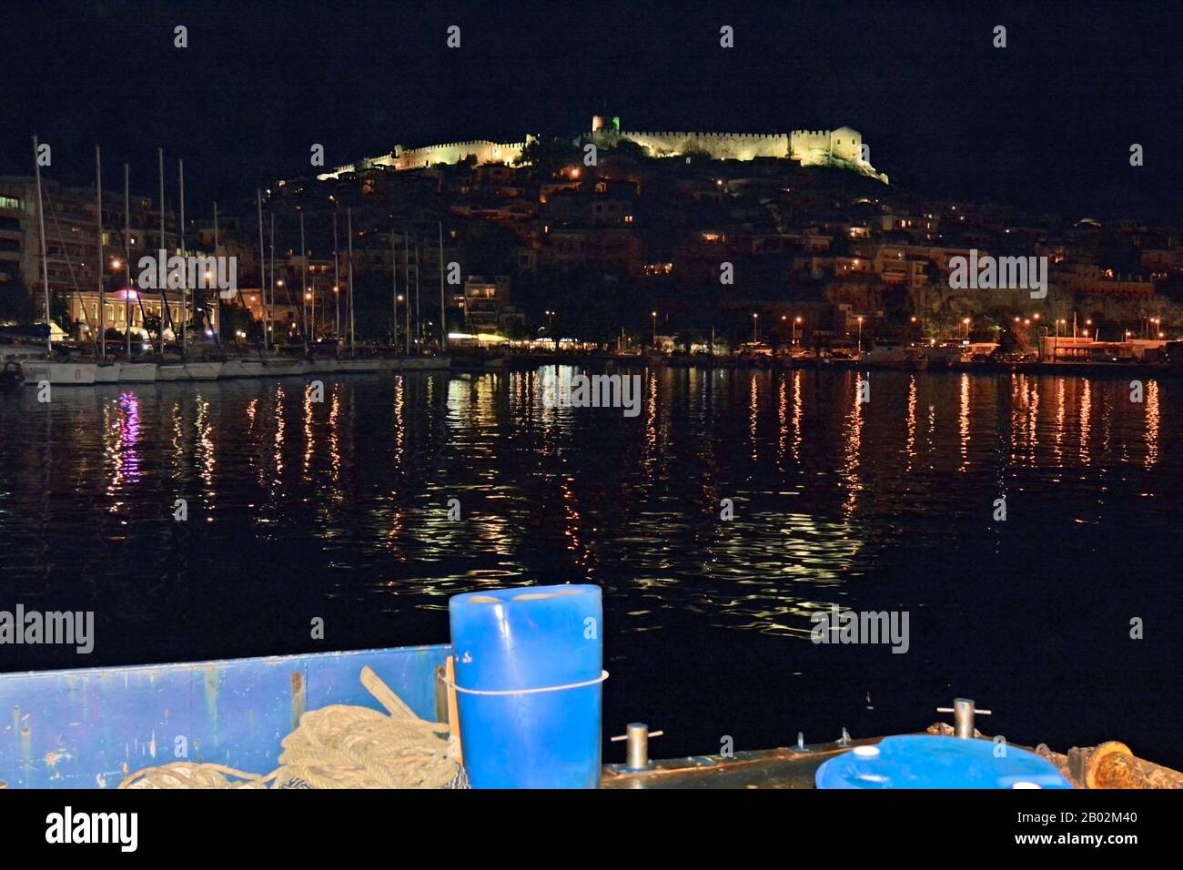 Griechenland, Kavala, beleuchtete Festung und Hafen Stockfoto