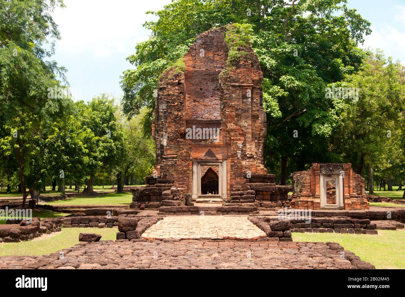 SI Thep, auch Sri Thep, (7. - 14. Jahrhundert) ist eine alte zerstörte Stadt in Nordostthailand. Viele architektonische Strukturen sind noch vorhanden, um auf seinen früheren Wohlstand hinzuweisen. Es war einst das Zentrum des Kontakts zwischen dem Königreich Dvaravati im zentralen Flachbecken Thailands und dem Königreich Khmer im Nordosten. Als Partnerstadt gab es über hundert alte Stätten, die alle mit Backsteinen und Lateriten erbaut wurden. Es gibt auch Überreste mehrerer Teiche, die sich über das gesamte Gebiet verteilen. Die meisten der zurückgewonnenen antiken Reliquien sind von Natur aus architektonisch wie aufwendige Leinendecken und Semasteine. Einige der Stockfoto