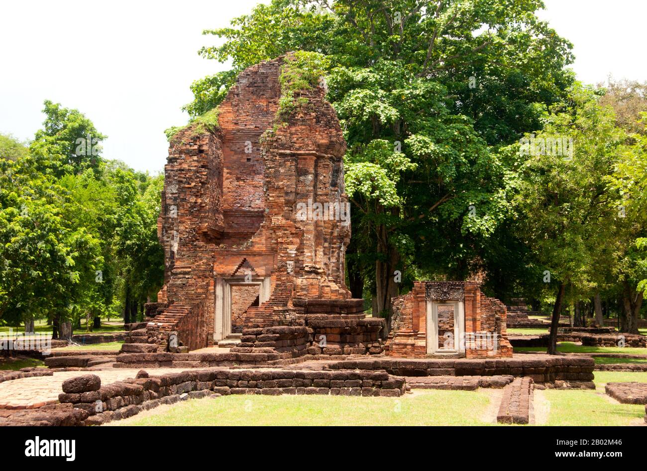 SI Thep, auch Sri Thep, (7. - 14. Jahrhundert) ist eine alte zerstörte Stadt in Nordostthailand. Viele architektonische Strukturen sind noch vorhanden, um auf seinen früheren Wohlstand hinzuweisen. Es war einst das Zentrum des Kontakts zwischen dem Königreich Dvaravati im zentralen Flachbecken Thailands und dem Königreich Khmer im Nordosten. Als Partnerstadt gab es über hundert alte Stätten, die alle mit Backsteinen und Lateriten erbaut wurden. Es gibt auch Überreste mehrerer Teiche, die sich über das gesamte Gebiet verteilen. Die meisten der zurückgewonnenen antiken Reliquien sind von Natur aus architektonisch wie aufwendige Leinendecken und Semasteine. Einige der Stockfoto