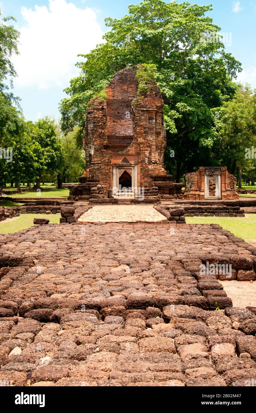 SI Thep, auch Sri Thep, (7. - 14. Jahrhundert) ist eine alte zerstörte Stadt in Nordostthailand. Viele architektonische Strukturen sind noch vorhanden, um auf seinen früheren Wohlstand hinzuweisen. Es war einst das Zentrum des Kontakts zwischen dem Königreich Dvaravati im zentralen Flachbecken Thailands und dem Königreich Khmer im Nordosten. Als Partnerstadt gab es über hundert alte Stätten, die alle mit Backsteinen und Lateriten erbaut wurden. Es gibt auch Überreste mehrerer Teiche, die sich über das gesamte Gebiet verteilen. Die meisten der zurückgewonnenen antiken Reliquien sind von Natur aus architektonisch wie aufwendige Leinendecken und Semasteine. Einige der Stockfoto