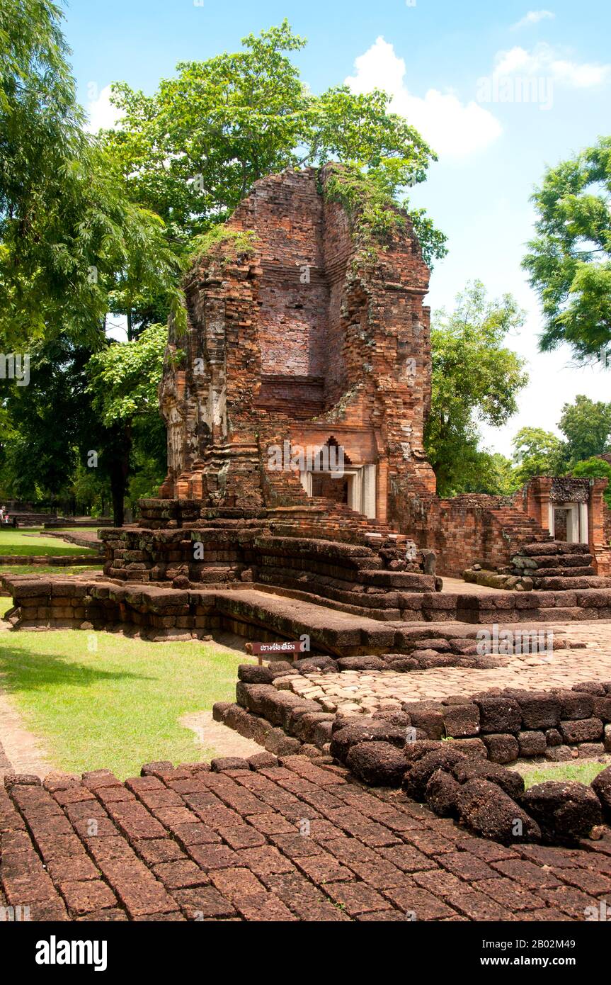 SI Thep, auch Sri Thep, (7. - 14. Jahrhundert) ist eine alte zerstörte Stadt in Nordostthailand. Viele architektonische Strukturen sind noch vorhanden, um auf seinen früheren Wohlstand hinzuweisen. Es war einst das Zentrum des Kontakts zwischen dem Königreich Dvaravati im zentralen Flachbecken Thailands und dem Königreich Khmer im Nordosten. Als Partnerstadt gab es über hundert alte Stätten, die alle mit Backsteinen und Lateriten erbaut wurden. Es gibt auch Überreste mehrerer Teiche, die sich über das gesamte Gebiet verteilen. Die meisten der zurückgewonnenen antiken Reliquien sind von Natur aus architektonisch wie aufwendige Leinendecken und Semasteine. Einige der Stockfoto