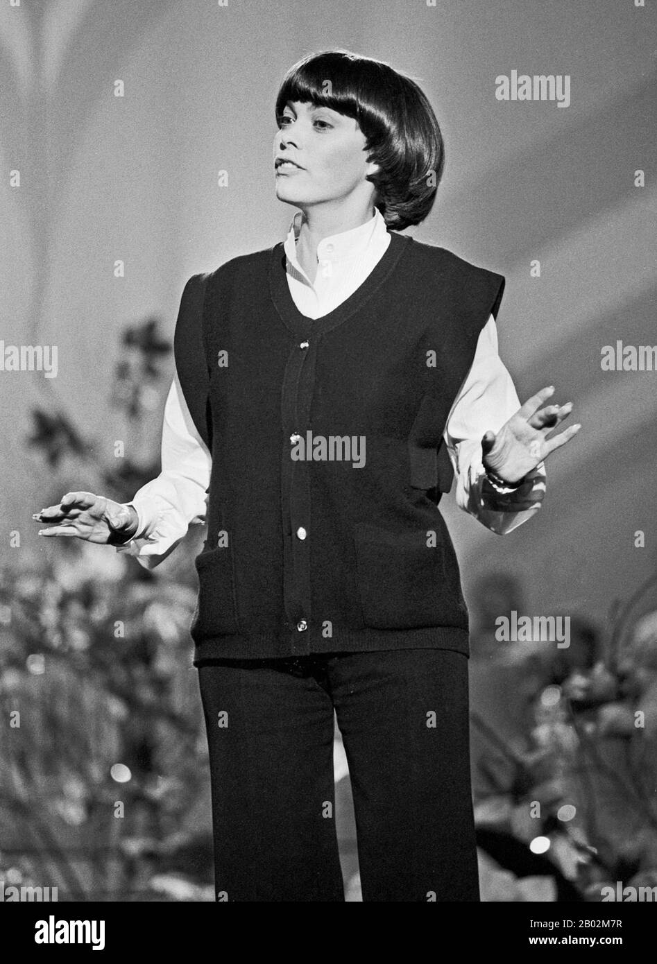 Mireille Mathieu, franzoesische Sängerin, bei einem Auftritt im deutschen Fernsehen, Deutschland um 1981. Die französische Sängerin Mireille Mathieu trat um 1981 im deutschen Fernsehen auf. Stockfoto