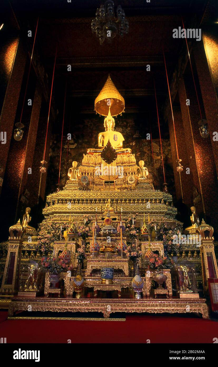 Der Wat Pho wurde ursprünglich im 16. Jahrhundert erbaut und ist der älteste Tempel Bangkoks. König Rama I. aus der Chakri-Dynastie (1736-1809) baute den Tempel in den 1780er Jahren um. Der offiziell Wat Phra Chetuphon genannte Tempel gehört zu den bekanntesten buddhistischen Tempeln Bangkoks und ist heute eine bedeutende Touristenattraktion, die sich direkt südlich des großen Palastes befindet. Wat Pho ist berühmt für seinen Zurückhaltenden Buddha und bekannt als das Zuhause traditioneller Thai-Massage. Stockfoto