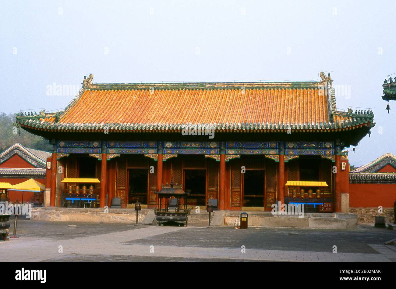 Der Puning-Tempel (Chinesisch: 普宁寺; pinyin: Pǔníng Sì; wörtlich: "Tempel des universellen Friedens" und allgemein "großer Buddha-Tempel" genannt) ist ein buddhistischer Tempelkomplex aus der Qing-Dynastie, der im Jahre 555 während der Herrschaft des Qianlong-Imperators (1735-1796 CE) erbaut wurde, um den Respekt Qings gegenüber dem tibetischen Buddhismus zu zeigen. 1703 wurde Chengde vom Kangxi-Kaiser zum Standort seiner Sommerresidenz gewählt. Das im 18. Jahrhundert erbaute Mountain Resort wurde sowohl von den Yongzheng- als auch von den Qianlong Kaisern genutzt. Das Gelände gehört derzeit zum UNESCO-Weltkulturerbe. Seit dem Regierungssitz Foll Stockfoto