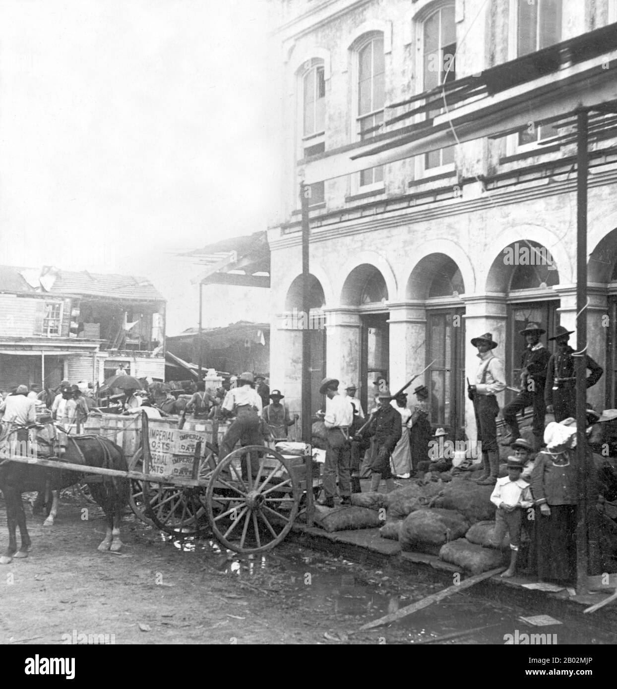 Der Hurrikan von 1900 machte am 8. September 1900 in der Stadt Galveston, Texas, in den Vereinigten Staaten Landfall. Sie hatte bei Landfall Windgeschwindigkeiten von 145 Meilen pro Stunde (233 km/h) geschätzt, was sie zu einem Sturm der Kategorie 4 auf der Saffir-Simpson-Hurrikan-Skala machte. Es war der tödlichste Hurrikan der US-Geschichte. Der Hurrikan verursachte mit der geschätzten Zahl der Todesopfer zwischen 6.000 und 12.000 Personen einen großen Verlust an Leben; die in offiziellen Berichten am meisten zitierte Zahl liegt bei 8.000, was dem Sturm nach dem Großen Hurrikan von 1780-98 Hurrica die dritthöchste Anzahl an Toten oder Verletzungen eines atlantischen Hurrikans bescherte Stockfoto