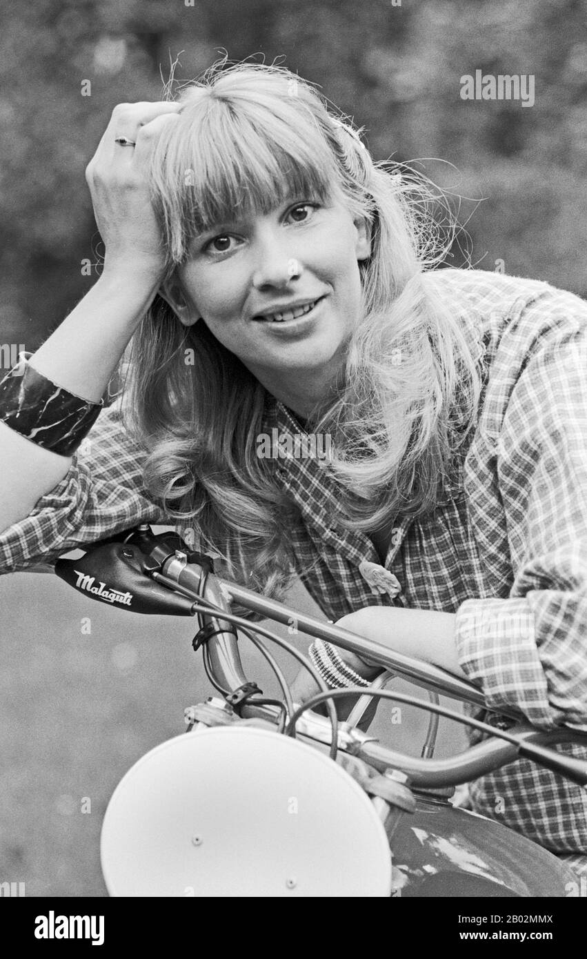 Ursela Monn, Schweizer Schauspielerin und Sängerin, Deutschland um 1977. Schweizer Schauspielerin und Sängerin Ursela Monn, Deutschland um 1977. Stockfoto