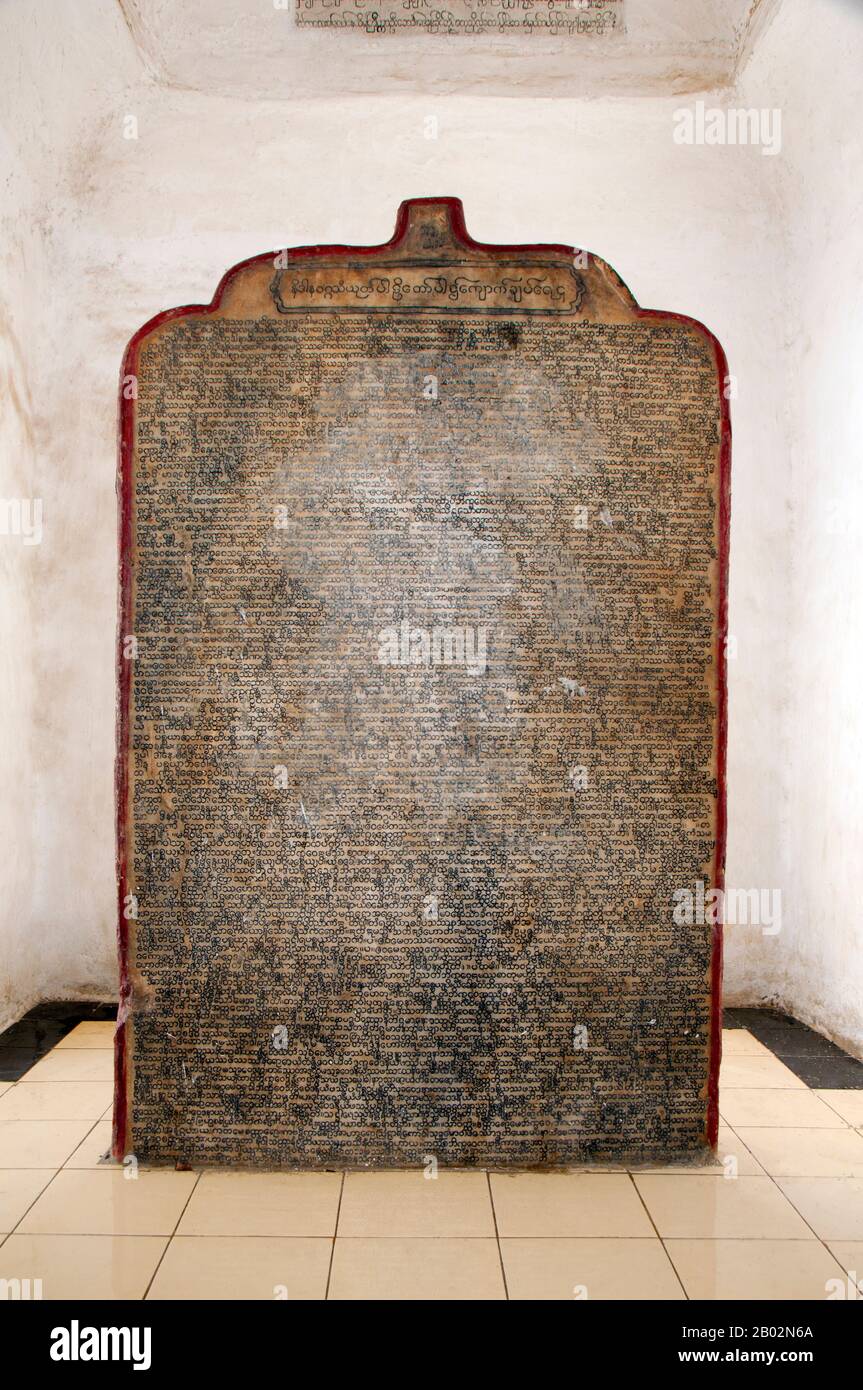 Der gesamte Tipitaka-Pali-Kanon des Theravada-Buddhismus ist auf 729 Marmorplatten mit jeweils 80 bis 100 Textzeilen, die ursprünglich in Goldfarbe waren, sowohl auf der obversen als auch auf der Rückseite angebracht. Jeder Stein ist dreieinhalb Meter breit, fünf Meter groß und fünf Zentimeter dick und in einem Kyauksa gu oder einem kleinen höhlenartigen Stupa untergebracht. Kuthodaw Pagode, wörtlich übersetzt Königliche Verdienstpagode, und formal Mahalawka Marazein genannt, ist ein buddhistischer Tempel und Stupa in Mandalay, Zentral-Birma. Es liegt am Fuße des Mandalay Hill und wurde während der Herrschaft von König Mindon (15-78) erbaut. Die Stupa selbst, das ist Stockfoto