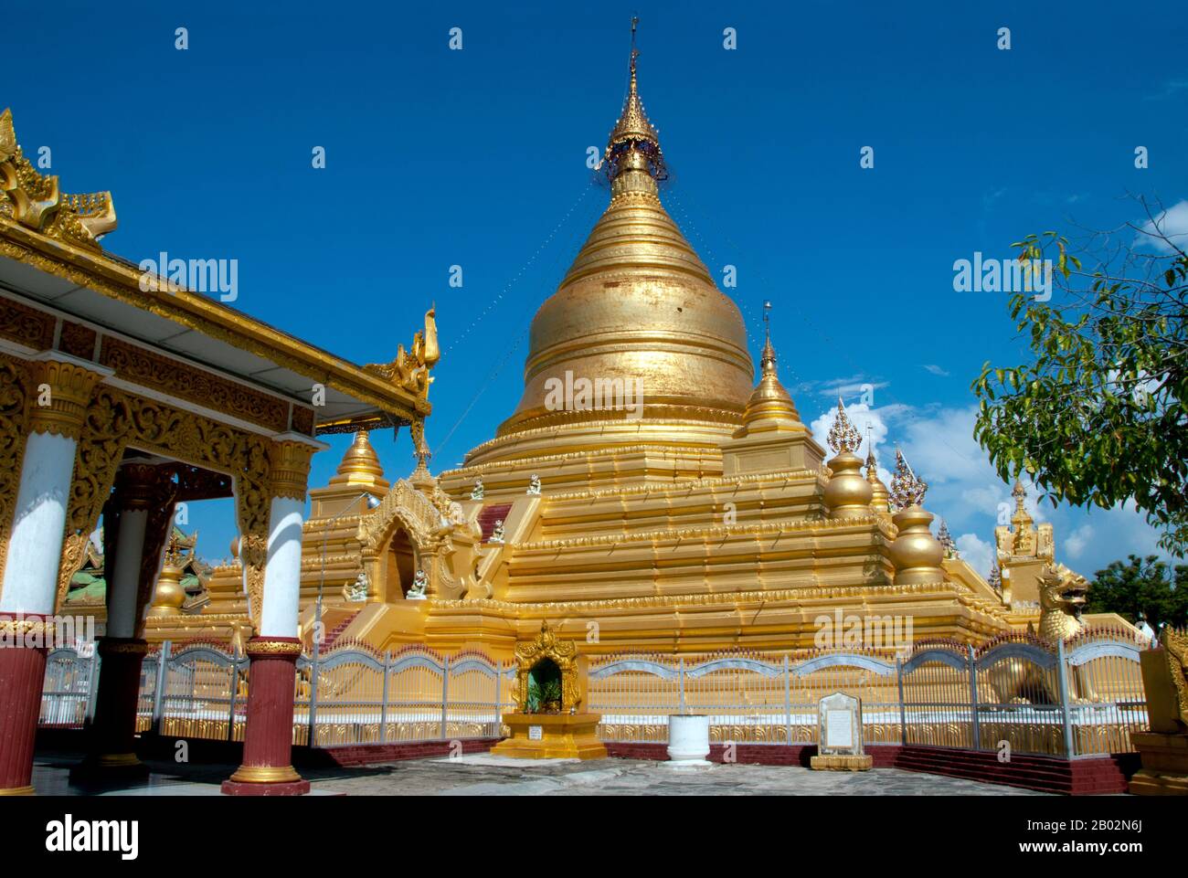 Kuthodaw Pagode, wörtlich übersetzt Königliche Verdienstpagode, und formal Mahalawka Marazein genannt, ist ein buddhistischer Tempel und Stupa in Mandalay, Zentral-Birma. Es liegt am Fuße des Mandalay Hill und wurde während der Herrschaft von König Mindon (15-78) erbaut. Der über seinen Terrassen vergoldete Stupa selbst ist 57 m hoch und ist der Shwezigon-Pagode in Nyaung-U bei Bagan nachempfunden. Auf dem Gelände der Pagode befinden sich 729 "kyauksa gu"- oder Steininschrifthöhlen, die jeweils eine beidseitig beschriftete Marmorplatte mit einer Textseite aus dem Tipitaka, dem gesamten Pali-Canon Des Ther, enthalten Stockfoto