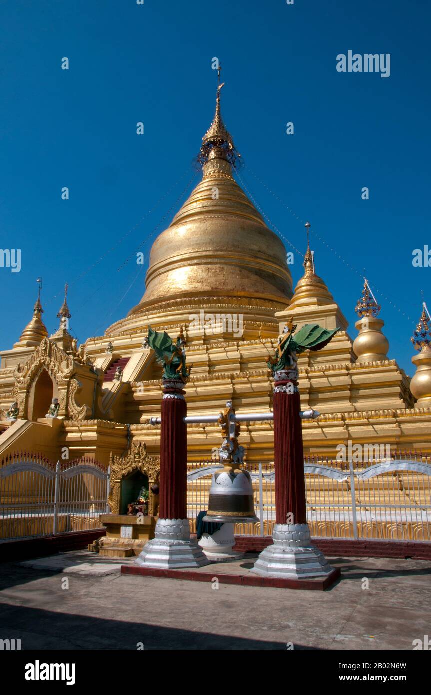 Kuthodaw Pagode, wörtlich übersetzt Königliche Verdienstpagode, und formal Mahalawka Marazein genannt, ist ein buddhistischer Tempel und Stupa in Mandalay, Zentral-Birma. Es liegt am Fuße des Mandalay Hill und wurde während der Herrschaft von König Mindon (15-78) erbaut. Der über seinen Terrassen vergoldete Stupa selbst ist 57 m hoch und ist der Shwezigon-Pagode in Nyaung-U bei Bagan nachempfunden. Auf dem Gelände der Pagode befinden sich 729 "kyauksa gu"- oder Steininschrifthöhlen, die jeweils eine beidseitig beschriftete Marmorplatte mit einer Textseite aus dem Tipitaka, dem gesamten Pali-Canon Des Ther, enthalten Stockfoto