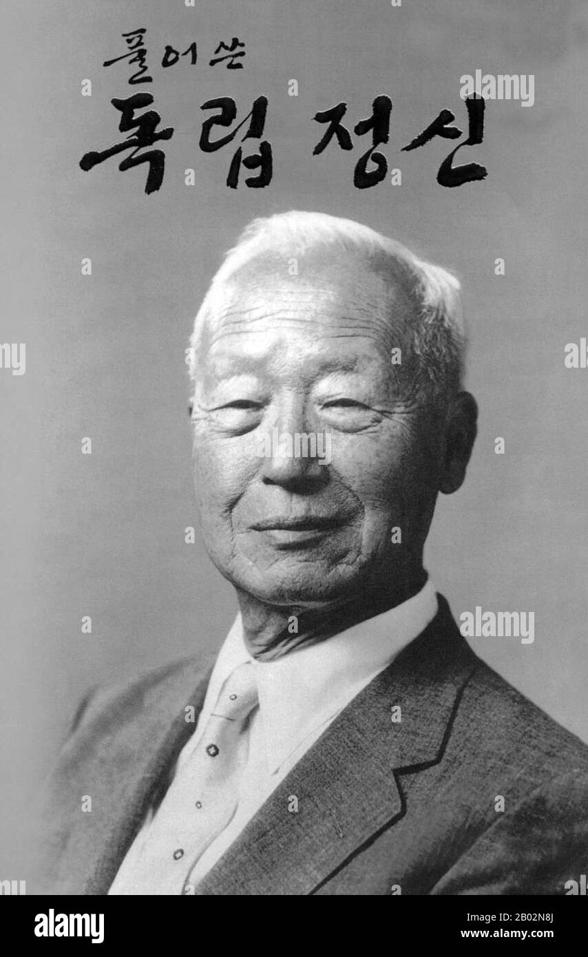 Syngman Rhee (* 18. April 1875 in Korea; † 19. Juli 1965) war ein koreanischer Staatsmann und der erste präsident der Provisorischen Regierung der Republik Korea sowie der erste präsident Südkoreas. Seine dreifache Präsidentschaft Südkoreas (August 1948 bis April 1960) war stark von den Spannungen im Kalten Krieg auf der koreanischen Halbinsel betroffen. Rhee galt als Antikommunist und Strongman, und er führte Südkorea durch den Koreakrieg. Seine Präsidentschaft endete nach Volksprotesten gegen eine umstrittene Wahl im Rücktritt. Er starb im Exil in Honolulu auf Hawaii. Stockfoto