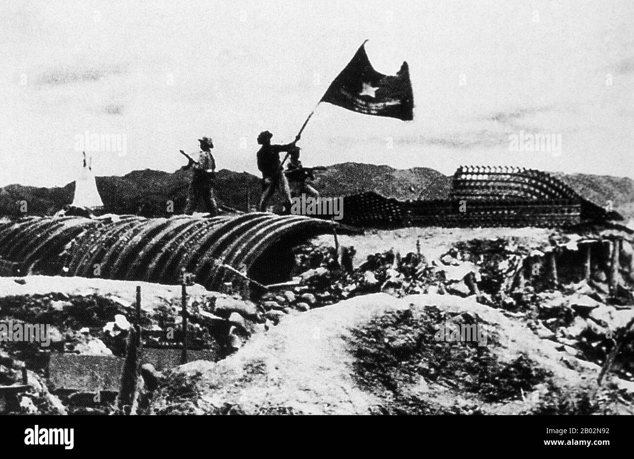 Die wichtige Schlacht von Dien Bien Phu wurde zwischen dem Việt Minh (unter Leitung von General Vo Nguyen Giap) und der französischen Union (unter der Führung von General Henri Navarra, Nachfolger von General Raoul Salan) ausgetragen. Die Belagerung der französischen Garnisonen dauerte siebenundfünfzig Tage, von 17:30 Uhr am 13. März bis 17:30 Uhr am 7. Mai 1954. Isabelle, die südländische Außenstelle oder Brandbasis des Lagers, folgte der Waffenstillstandsordnung nicht und kämpfte bis zum nächsten Tag um 01:00 Uhr; wenige Stunden vor der lang geplanten Konferenz von Genf in Indochina, an der die Vereinigten Staaten, das Vereinigte Königreich, die französische Union und die Sowjetunion beteiligt waren. Stockfoto