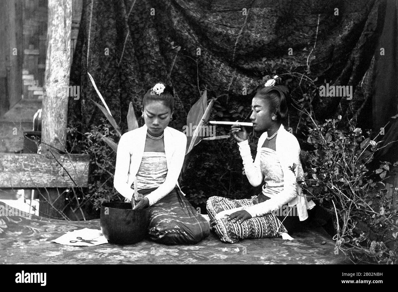Die britische Eroberung Birmas begann im Jahr 1824 als Reaktion auf einen birmanischen Versuch, in Indien einzudringen. Bis zum Jahr 1886 und nach zwei weiteren Kriegen hatte Großbritannien das gesamte Land dem britischen Raj einverleibt. Um den Handel anzukurbeln und Veränderungen zu erleichtern, brachten die Briten Inder und Chinesen ein, die die Birmanesen in städtischen Gebieten schnell verdrängten. Bis heute haben Rangun und Mandalay große ethnische Indianerpopulationen. Es wurden Eisenbahnen und Schulen sowie eine große Anzahl von Gefängnissen, darunter das berüchtigte Insein-Gefängnis, damals wie heute für politische Gefangene genutzt. Burmesische Ressentiments waren stark und wagten sich Stockfoto