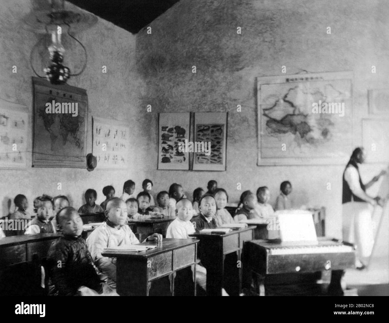 Die Qing-Dynastie, die von 1644 bis 1912 bestand, war die letzte Kaiserdynastie Chinas. Jahrhundert erlebte die Dynastie den westlichen Imperialismus nach dem Ersten Opiumkrieg (1832-42) und dem Zweiten Opiumkrieg (1856-60) mit Großbritannien. China war gezwungen, ungleiche Verträge zu unterzeichnen, Entschädigung zu zahlen, eine Exaterritorialität für ausländische Staatsangehörige zu ermöglichen und Hongkong gemäß dem Vertrag von Nanking von 1842 an die Briten[60] abzutreten. Der Erste Chinesisch-Japanische Krieg (1894-95) führte zu einem Verlust des Einflusses von Qing China auf der koreanischen Halbinsel sowie zur Abtretung Taiwans an Japan. Im Jahr 1898 wurde Guangxu Stockfoto