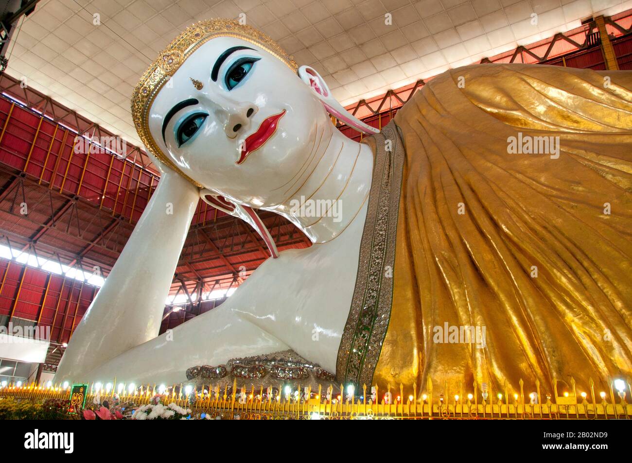 In einem Pavillon untergebracht wurde 1966 der 70 m lange Chauk Htat Gyi Reklaining Buddha errichtet. Es ersetzte ein kleineres Bild, das 1907 gebaut wurde. Stockfoto