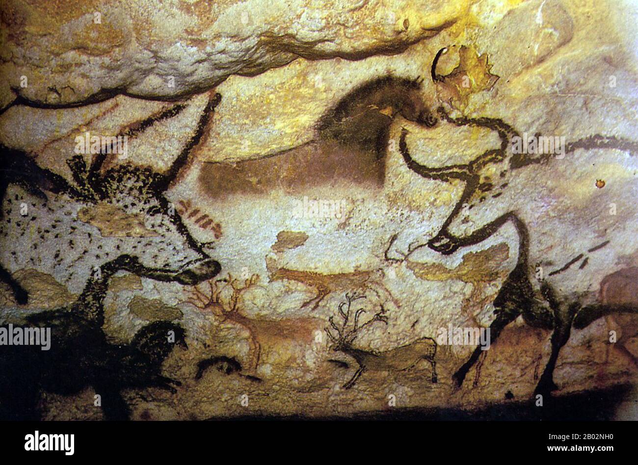 Lascaux ist die Kulisse eines Komplexes von Höhlen im Südwesten Frankreichs, berühmt für seine paläolithischen Höhlengemälde. Die ursprünglichen Höhlen befinden sich in der Nähe des Dorfes Montignac im Departement Dordogne. Sie enthalten einige der bekanntesten oberpaläolithischen Kunst. Diese Gemälde werden auf 17.300 Jahre geschätzt. Sie bestehen in erster Linie aus Bildern von Großtieren, von denen die meisten aus fossilen Beweisen bekannt sind, die damals in der Gegend gelebt haben. 1979 wurde Lascaux zusammen mit anderen prähistorischen Stätten im Vézère-Tal in die Liste des UNESCO-Welterbes aufgenommen. Stockfoto