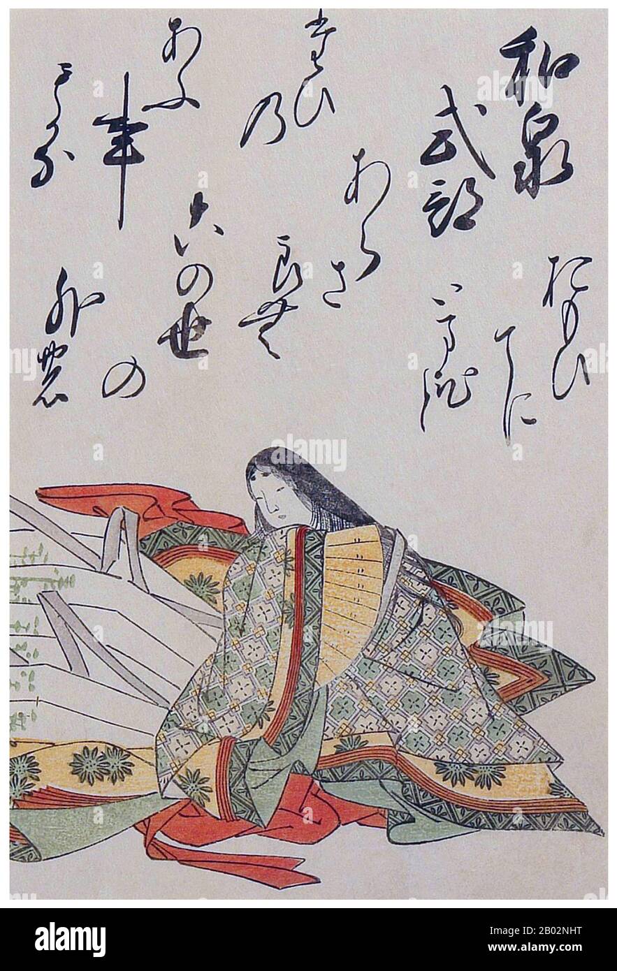 Izumi Shikibu, Mitglied der Sechsunddreißig mittelalterlichen Petro-Unsterblichen, diente am Hofe von Empress Shoshi (988-1074). Am bekanntesten ist sie für die Izumi Shikibu Collection (和泉式部集 Izumi Shikibu-shū) und die Kaiserlichen Anthologien. Ihr Leben der Liebe und Leidenschaft brachte ihr den Spitznamen "The Floating Lady" aus Michinaga ein. Ihre Lyrik ist von Leidenschaft und sentimentalem Reiz geprägt. Ihr Stil war das direkte Gegenteil von dem von Akazome Emon, auch wenn beide am selben Hof dienten und enge Freunde waren. Am Hof pflegte sie auch eine wachsende Rivalität mit Murasaki Shikibu, der einen ähnlichen Poeti hatte Stockfoto
