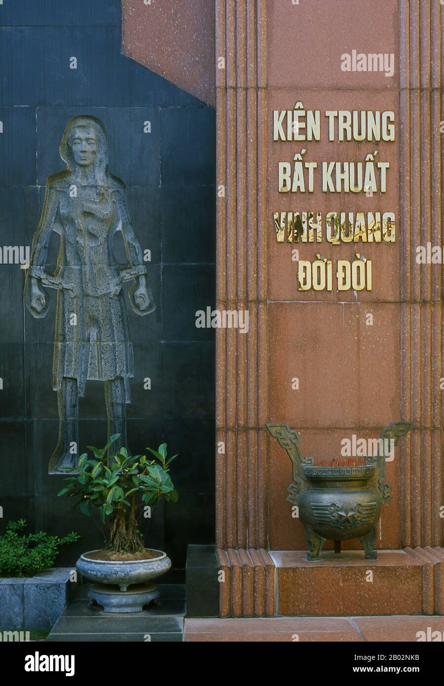 Vietnam: Denkmal im Hoa Lo Gefängnismuseum, Hanoi. Die französische Kolonialverwaltung baute 1896 das Hoa Lo Gefängnis. Ursprünglich sollten 450 Gefangene festgehalten werden, und in den 1930er Jahren war die Zahl der Inhaftierten auf fast 2.000 angestiegen, die politische Gefangene mit großer Mehrheit. Das Hoa Lo Gefängnis wurde während des Zweiten Indochina-Krieges als Ort der Inhaftierung für niedergeschlagene US-Piloten bekannt, die das Gefängnis ironischerweise „Hanoi Hilton“ nannten. Stockfoto
