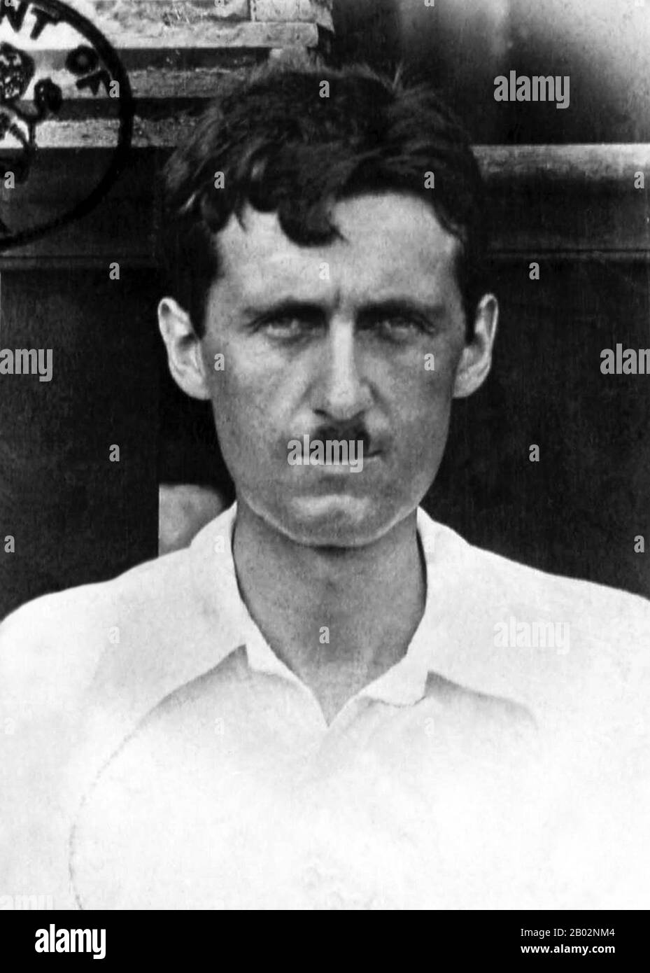 Eric Arthur Blair (25. Juni 1903 - 21. Januar 1950), besser bekannt unter seinem Federnamen George Orwell, war ein englischer Autor und Journalist. Seine Arbeit ist geprägt von scharfer Intelligenz und Witz, einem tiefen Bewusstsein für soziale Ungerechtigkeit, einer intensiven, revolutionären Opposition gegen den Totalitarismus, einer Leidenschaft für Klarheit in der Sprache und einem Glauben an den demokratischen Sozialismus. Stockfoto