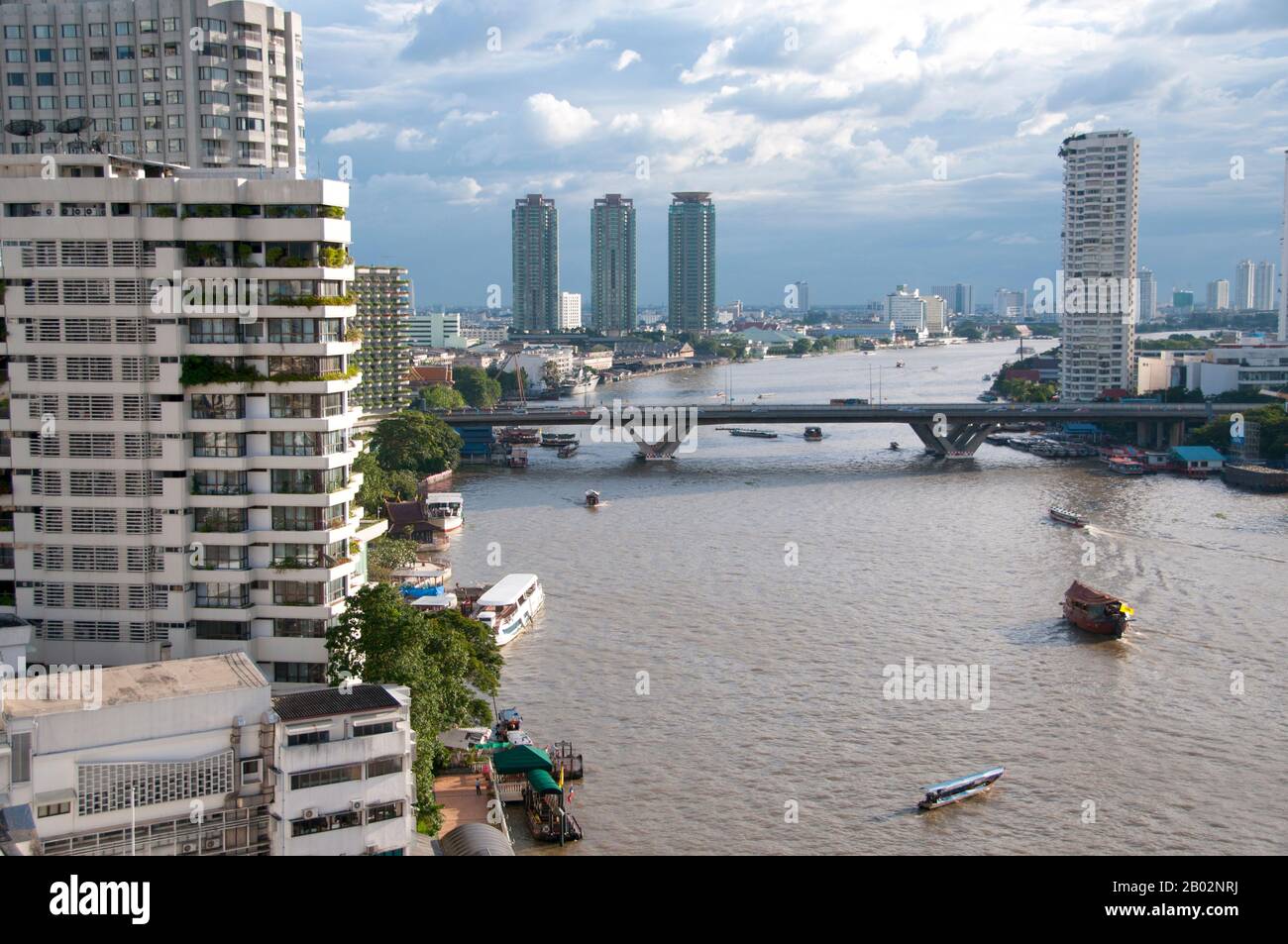 Obwohl Bangkok seit Hunderten von Jahren eine wichtige Stadt ist, saß es am Rande des Chao-Phraya-Flusses zwischen der antiken Hauptstadt Ayutthaya im Norden und dem Meer im Süden. Erst nach einer Reihe von Königreichen und Einfällen in den Regionen im Norden entwickelte sich Bangkok zu dem, was es heute ist. Die Geschichte Bangkoks beginnt im äußersten Norden Thailands. Der Boden, aus dem nun hohe Gebäude hervorsprießen, bot einst für Reis Sostenanz. Damals, noch vor 1.500 Jahren, lag das Gelände der zukünftigen Hauptstadt unter den Gewässern des Ozeans. Jede Monsunzeit, Stockfoto