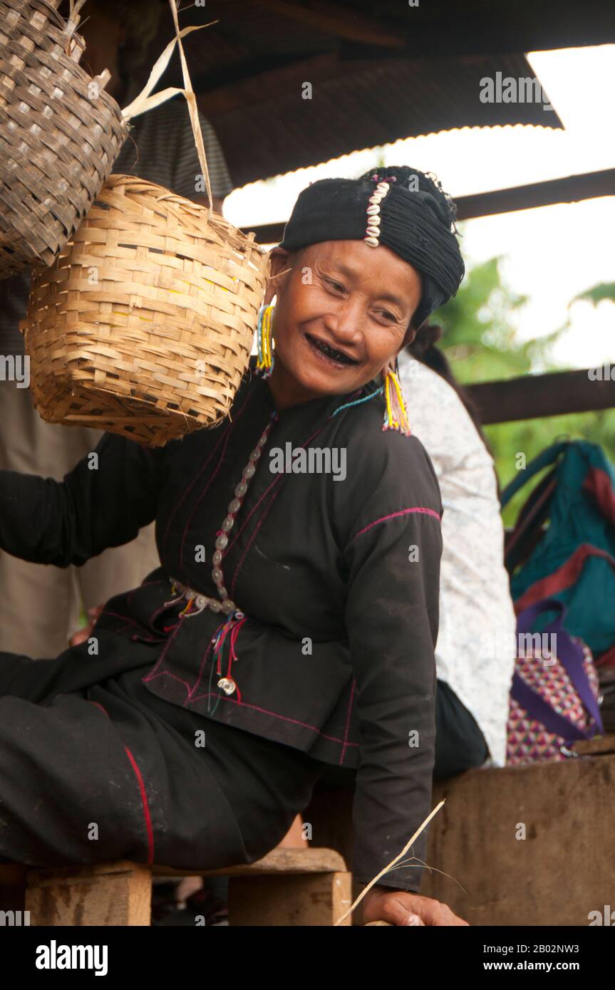 Die Enn (auch Ann oder eng genannt) gehören zur Mon-Khmer-Sprachgruppe und sind nur in wenigen Dörfern im Norden und Westen von Kyaing Tong (Kengtung) im Shan hils of Shan State zu finden. Sie leben seit Jahrhunderten in diesen Hügeln. Die Enn sind mit ihren nahen Nachbarn, der Wa, Palaung und Loi verwandt und sind meist Animatoren und Buddhisten, obwohl einige wenige zum Christenthum bekehrt wurden. Ein prägendes Merkmal der Enn-Frauen sind ihre schwarzen Zähne, die durch die Verwendung eines schwarzen Lippenstifts aus verkohlter Baumwurzel und Rinde verursacht werden. Stockfoto