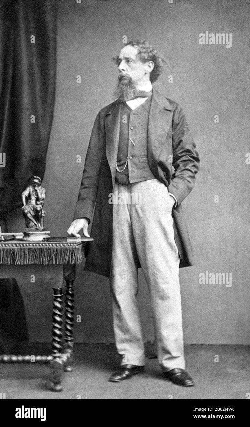 Charles John Huffam Dickens (7. Februar 1812 - 9. Juni 1870) war ein englischer Schriftsteller und Gesellschaftskritiker. Er schuf einige der bekanntesten fiktiven Figuren der Welt und gilt allgemein als der größte Romanautor der viktorianischen Zeit. Während seines Lebens erfreuten sich seine Werke einer beispiellosen Popularität, und bis zum zwanzigsten Jahrhundert wurde er von Kritikern und Gelehrten weithin als literarisches Genie angesehen. Seine Romane und Kurzgeschichten sind weiterhin weit verbreitet. Dickens wurde im englischen Portsmouth geboren und musste die Schule verlassen, um in einer Fabrik zu arbeiten, als sein Vater ins Schuldnergefängnis geworfen wurde. Altho Stockfoto