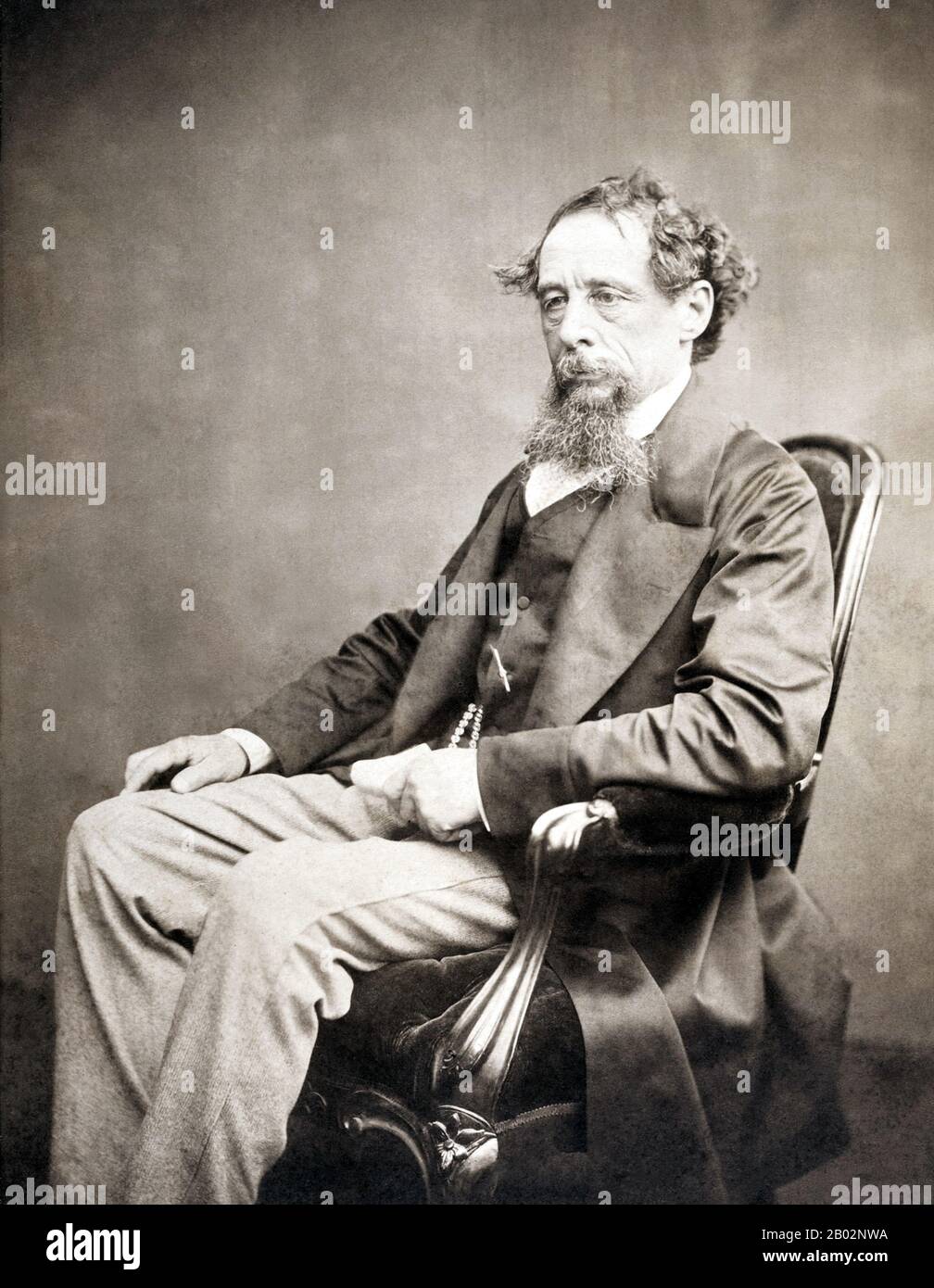 Charles John Huffam Dickens (7. Februar 1812 - 9. Juni 1870) war ein englischer Schriftsteller und Gesellschaftskritiker. Er schuf einige der bekanntesten fiktiven Figuren der Welt und gilt allgemein als der größte Romanautor der viktorianischen Zeit. Während seines Lebens erfreuten sich seine Werke einer beispiellosen Popularität, und bis zum zwanzigsten Jahrhundert wurde er von Kritikern und Gelehrten weithin als literarisches Genie angesehen. Seine Romane und Kurzgeschichten sind weiterhin weit verbreitet. Dickens wurde im englischen Portsmouth geboren und musste die Schule verlassen, um in einer Fabrik zu arbeiten, als sein Vater ins Schuldnergefängnis geworfen wurde. Altho Stockfoto