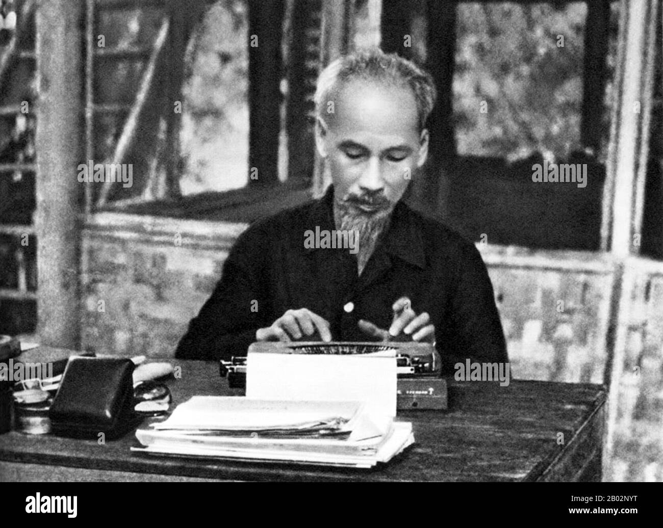 Hồ Chí Minh, geboren Nguyễn als Sinh Cung und auch bekannt als Nguyễn Ái Quốc (19. Mai 1890 - 3. September 1969) war ein vietnamesischer kommunistischer Revolutionär, der Premierminister (1946-1955) und präsident (1945-1969) der Demokratischen Republik Vietnam (Nordvietnamesen) war. Er bildete die Demokratische Republik Vietnam und leitete den Viet Cong während des Vietnamkriegs bis zu seinem Tod. Hồ leitete die Unabhängigkeitsbewegung Viet Minh ab 1941 weiter, begründete 1945 die kommunistisch regierte Demokratische Republik Vietnam und besiegte 1954 in Dien Bien Phu die französische Union. Er verlor die politische Macht in Nein Stockfoto