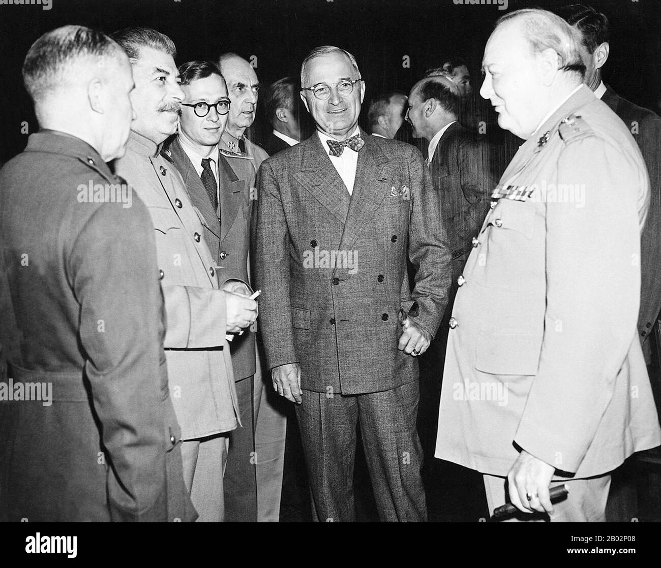 Die Potsdamer Konferenz fand vom 17. Juli bis 2. August 1945 im besetzten Potsdam statt. Teilnehmer waren die Sowjetunion, Großbritannien und die Vereinigten Staaten. Die drei Gewalten wurden von Generalsekretär der Kommunistischen Partei Joseph Stalin, Premierminister Winston Churchill und später von Clement Attlee sowie Präsident Harry S. Truman vertreten. Stalin, Churchill und Truman sowie Attlee, die an der Seite von Churchill teilnahmen, während sie auf das Ergebnis der Parlamentswahlen von 1945 warteten, und dann nach der Niederlage der Labour-Partei gegen die Konservativen Churchill als Premierminister absetzten Stockfoto