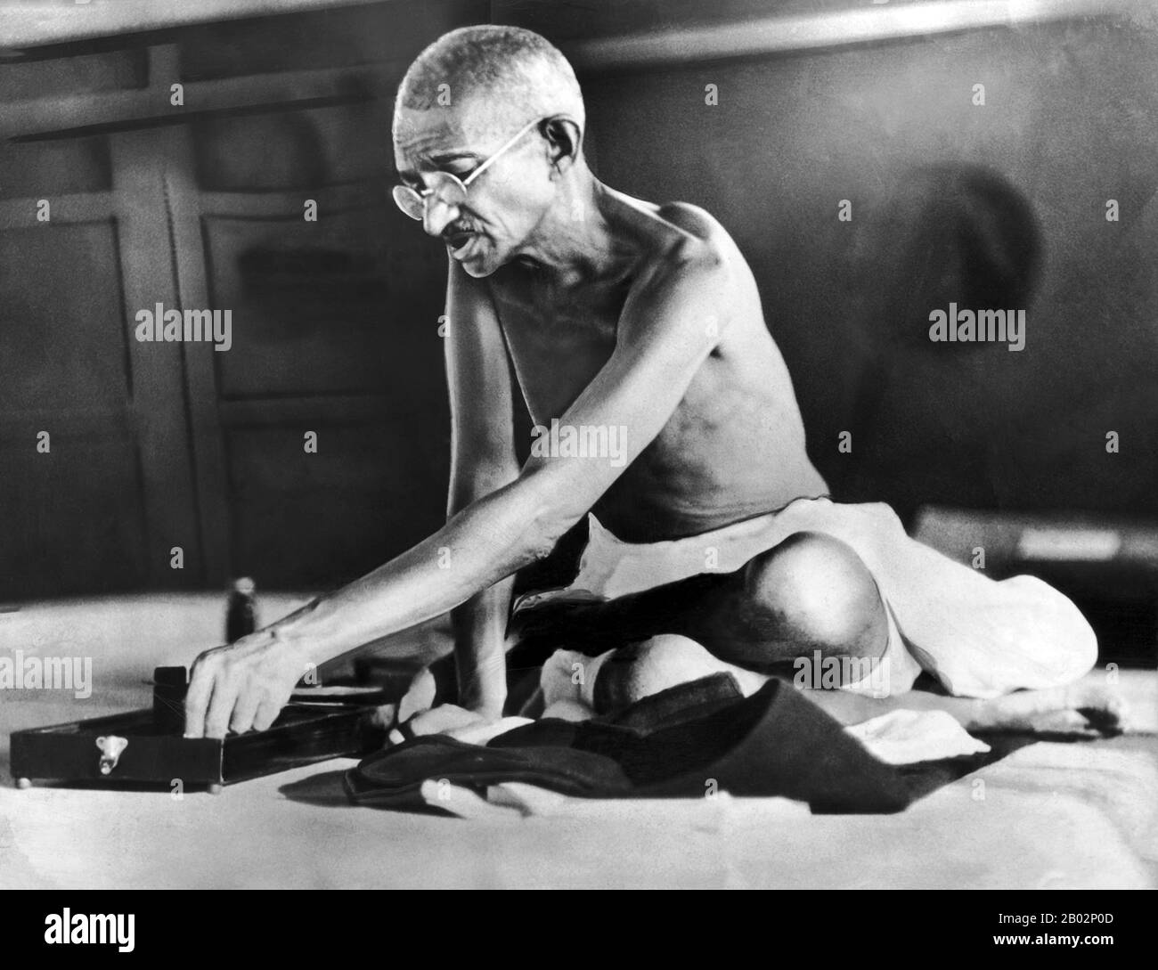 Mohandas Karamchand Gandhi (2. Oktober 1869 – 30. Januar 1948) war der herausragende politische und ideologische Führer Indiens während der indischen Unabhängigkeitsbewegung. Er entwickelte Satyagraha. Dies wird als Widerstand gegen Tyrannei durch zivilischen Ungehorsam definiert, eine Philosophie, die fest auf Ahimsa, oder vollkommener Gewaltlosigkeit, beruht. Dieses Konzept half Indien, die Unabhängigkeit zu erlangen, und inspirierte Bewegungen für Bürgerrechte und Freiheit auf der ganzen Welt. Gandhi wird oft als Mahatma Gandhi oder 'Große Seele' bezeichnet, ein Ehrentitel, der ihm erstmals von Rabindranath Tagore verliehen wurde. Stockfoto
