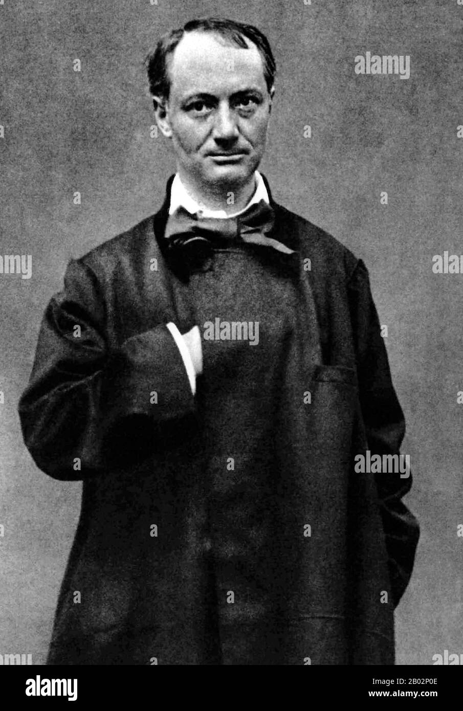 Charles Pierre Baudelaire (* 9. April 2011 in Paris; † 31. August 1867) war ein französischer Dichter, der als Essayist, Kunstkritiker und bahnbrechender Übersetzer von Edgar Allan PoE bemerkenswerte Arbeiten hervorbrachte. Sein bekanntestes Werk, Les Fleurs du mal (Die Blumen des Bösen), drückt die sich wandelnde Natur der Schönheit in der Moderne aus, die Paris im 19. Jahrhundert industrialisierte. Baudelaires hochorigineller Stil der Prosa-Poesie hat eine ganze Generation von Dichtern beeinflusst, darunter Paul Verlaine, Arthur Rimbaud und Stéphane Mallarmé. Ihm wird zugeschrieben, den Begriff "Mutternität" (Modernité) zur Bezeichnung der flüchtigen, e Stockfoto