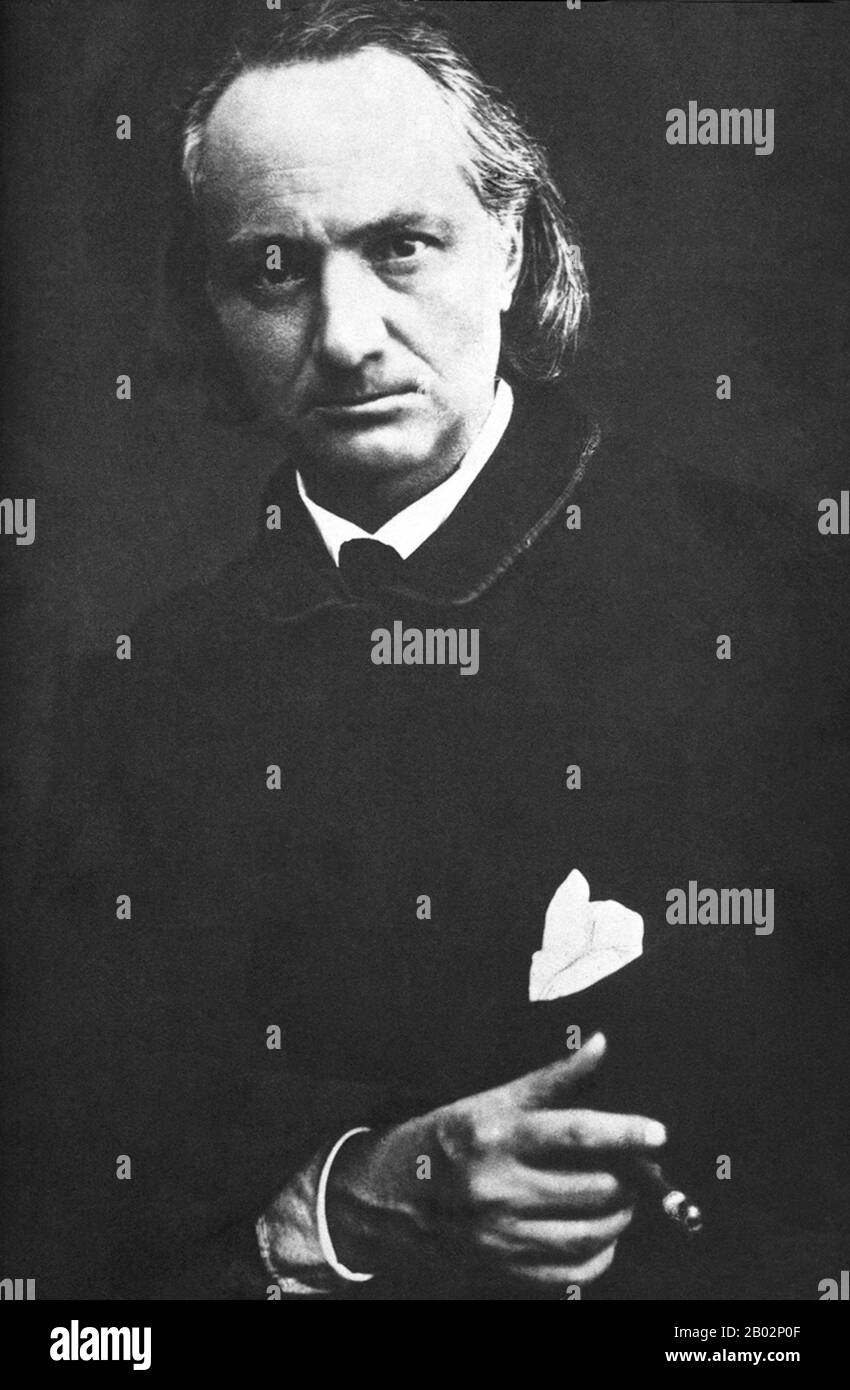 Charles Pierre Baudelaire (* 9. April 2011 in Paris; † 31. August 1867) war ein französischer Dichter, der als Essayist, Kunstkritiker und bahnbrechender Übersetzer von Edgar Allan PoE bemerkenswerte Arbeiten hervorbrachte. Sein bekanntestes Werk, Les Fleurs du mal (Die Blumen des Bösen), drückt die sich wandelnde Natur der Schönheit in der Moderne aus, die Paris im 19. Jahrhundert industrialisierte. Baudelaires hochorigineller Stil der Prosa-Poesie hat eine ganze Generation von Dichtern beeinflusst, darunter Paul Verlaine, Arthur Rimbaud und Stéphane Mallarmé. Ihm wird zugeschrieben, den Begriff "Mutternität" (Modernité) zur Bezeichnung der flüchtigen, e Stockfoto