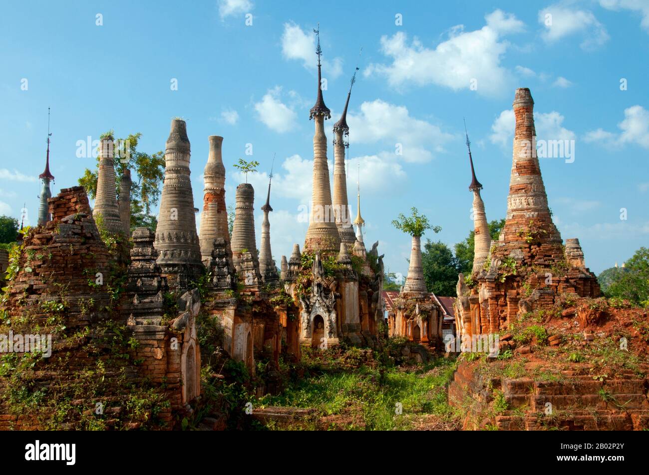 Die Shwe Indein Pagode ist eine Sammlung buddhistischer Stupas aus dem 17. Und 18. Jahrhundert. Der Inle Lake ist ein Süßwassersee, der in der Nyaungshwe Township des Taunggyi Distrikts Shan State, einem Teil der Shan Hills in Myanmar (Birma), liegt. Er ist der zweitgrößte See in Myanmar mit einer geschätzten Fläche von 44,9 Quadratmeilen (116 km2) und einer der höchsten mit einer Höhe von 2.900 Fuß (880 m). Die etwa 70.000 Einwohner des Inle Lake (Intha genannt) leben in vier an den See grenzenden Städten, in zahlreichen kleinen Dörfern am Ufer des Sees und am See selbst. Das gesamte Stockfoto