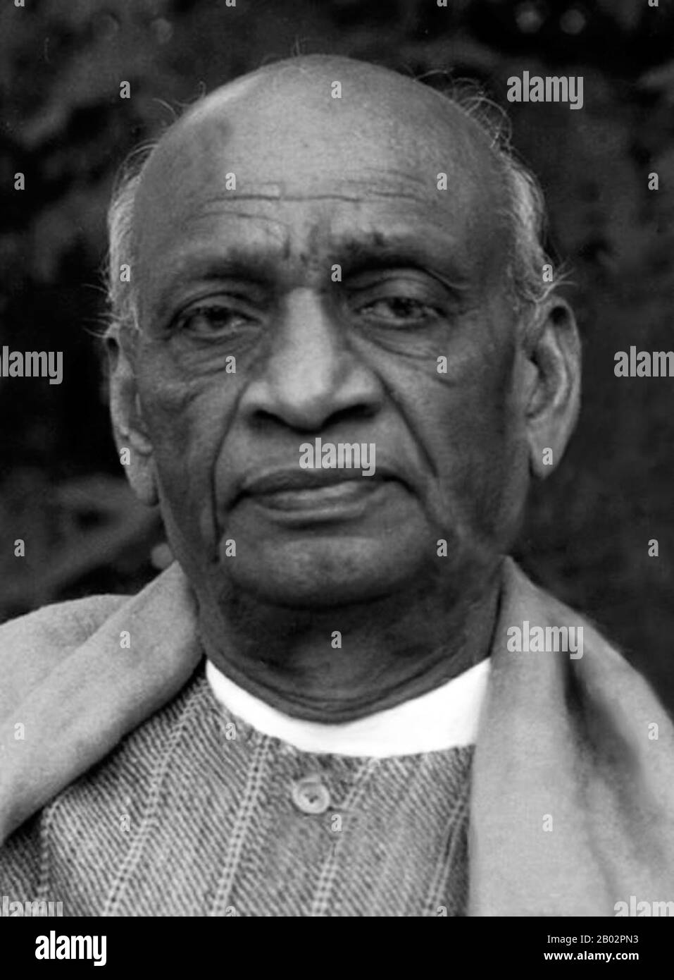 Vallabhbhai Jhaverbhai Patel (31. Oktober 1875 - 15. Dezember 1950) war ein indischer Barrister und Staatsmann, einer der Führer des Indischen Nationalkongresses und einer der Gründerväter der Republik Indien. Er war ein sozialer Führer, der eine führende Rolle im Kampf für die Unabhängigkeit des Landes spielte und seine Integration in eine vereinigte, unabhängige Nation lenkte. In Indien und anderswo wurde er oft als Sardar angesprochen, was Chief in Hindi, Urdu und Persisch bedeutet. Stockfoto