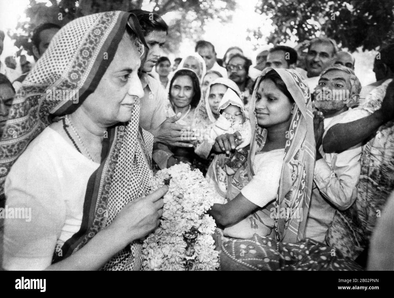 Indira Priyadarshini Gandhi (19. November 1917 - 31. Oktober 1984) war von 1966 bis 1977 drei Mal in Folge Premierministerin der Republik Indien und von 1980 bis zu ihrer Ermordung 1984 eine vierte Amtszeit, insgesamt fünfzehn Jahre. Sie ist bis heute die einzige weibliche Premierministerin Indiens. Sie ist die weltweit am längsten amtierende Premierministerin. Stockfoto