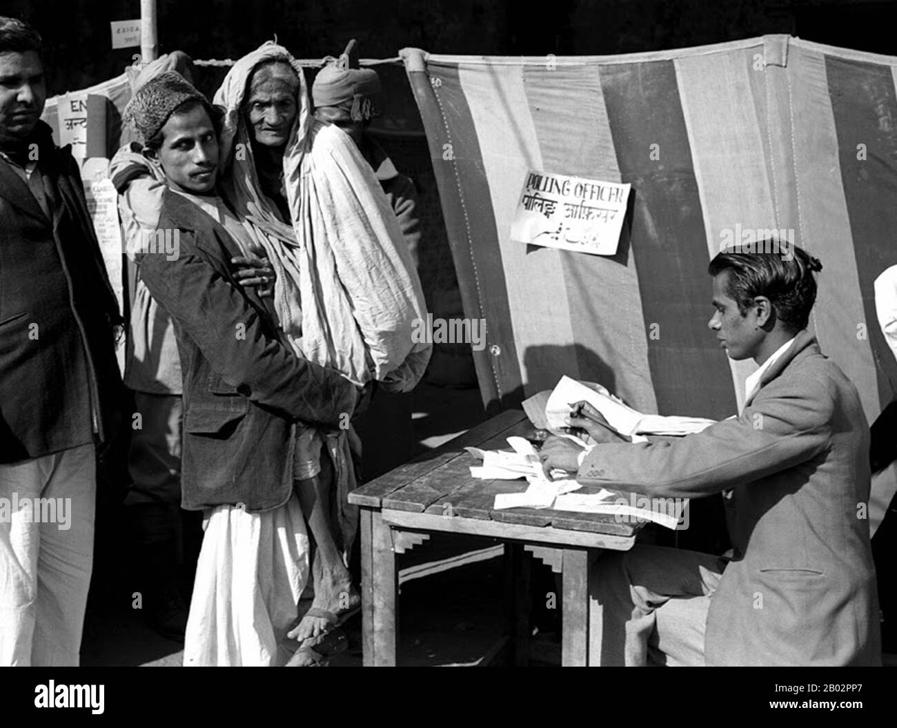 Die indischen Parlamentswahlen von 1951-52 wählten die erste Lok Sabha, seit Indien im August 1947 unabhängig wurde. Bis zu diesem Zeitpunkt war die indische Verfassungsgebende Versammlung als Übergangsgesetzgeber tätig. Der indische Nationalkongress (Inc) gewann einen Erdrutschsieg und gewann 364 der 489 Sitze und 45 % der befragten Gesamtstimmen. Das waren mehr als viermal so viele Stimmen wie die zweitgrößte Partei. Jawaharlal Nehru wurde der erste demokratisch gewählte Premierminister des Landes. Stockfoto