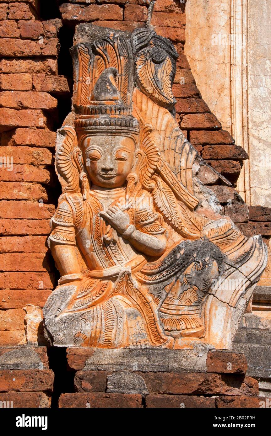 Die Shwe Indein Pagode ist eine Sammlung buddhistischer Stupas aus dem 17. Und 18. Jahrhundert. Der Inle Lake ist ein Süßwassersee, der in der Nyaungshwe Township des Taunggyi Distrikts Shan State, einem Teil der Shan Hills in Myanmar (Birma), liegt. Er ist der zweitgrößte See in Myanmar mit einer geschätzten Fläche von 44,9 Quadratmeilen (116 km2) und einer der höchsten mit einer Höhe von 2.900 Fuß (880 m). Die etwa 70.000 Einwohner des Inle Lake (Intha genannt) leben in vier an den See grenzenden Städten, in zahlreichen kleinen Dörfern am Ufer des Sees und am See selbst. Das gesamte Stockfoto