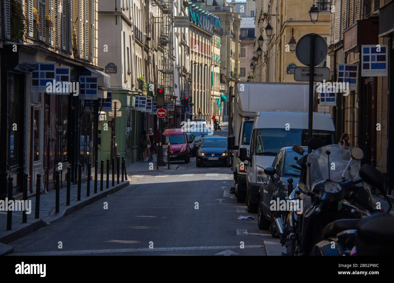 Eine enge Pariser Straße Stockfoto