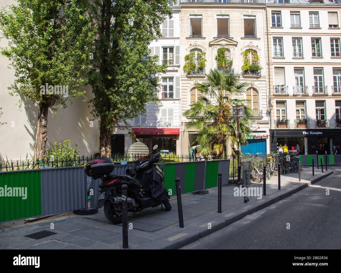 Ein Motorrad parkte auf einem Pariser Bürgersteig Stockfoto