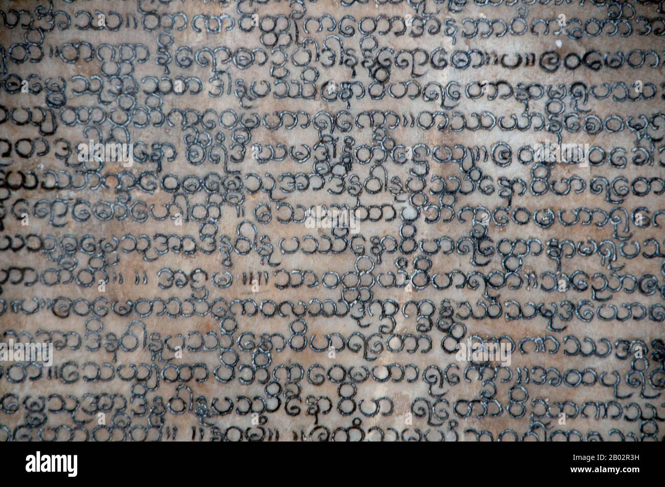Der gesamte Tipitaka-Pali-Kanon des Theravada-Buddhismus ist auf 729 Marmorplatten mit jeweils 80 bis 100 Textzeilen, die ursprünglich in Goldfarbe waren, sowohl auf der obversen als auch auf der Rückseite angebracht. Jeder Stein ist dreieinhalb Meter breit, fünf Meter groß und fünf Zentimeter dick und in einem Kyauksa gu oder einem kleinen höhlenartigen Stupa untergebracht. Kuthodaw Pagode, wörtlich übersetzt Königliche Verdienstpagode, und formal Mahalawka Marazein genannt, ist ein buddhistischer Tempel und Stupa in Mandalay, Zentral-Birma. Es liegt am Fuße des Mandalay Hill und wurde während der Herrschaft von König Mindon (15-78) erbaut. Die Stupa selbst, das ist Stockfoto