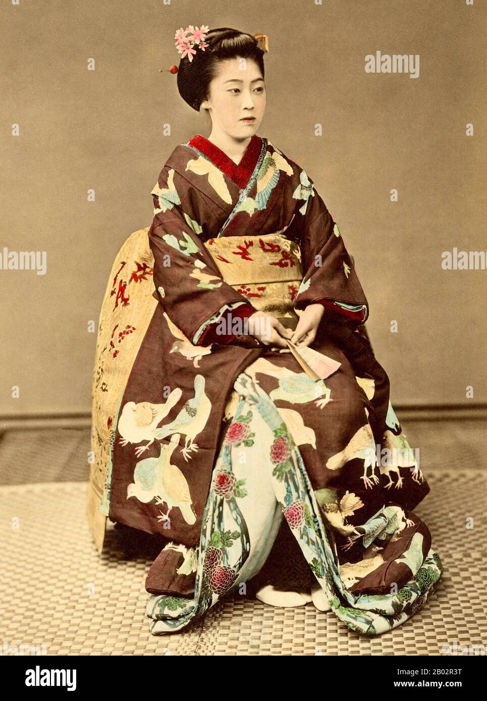 A ,i> maiko ist eine Lehrlingsgeiko (eine Art Geisha) in Kyoto, Westjapan. Ihre Arbeit besteht darin, Lieder, Tänze und Shamisen (dreisaides japanisches Instrument) für Besucher während der Feste zu spielen. Maiko ist normalerweise 15 bis 20 Jahre alt und wird Geiko, nachdem sie gelernt hat, wie man tanzt (eine Art japanischer traditioneller Tanz), die Shamisen spielt und Kyō-kotoba (Kyoto-Mundart) lernt, unabhängig von ihrer Herkunft. Stockfoto