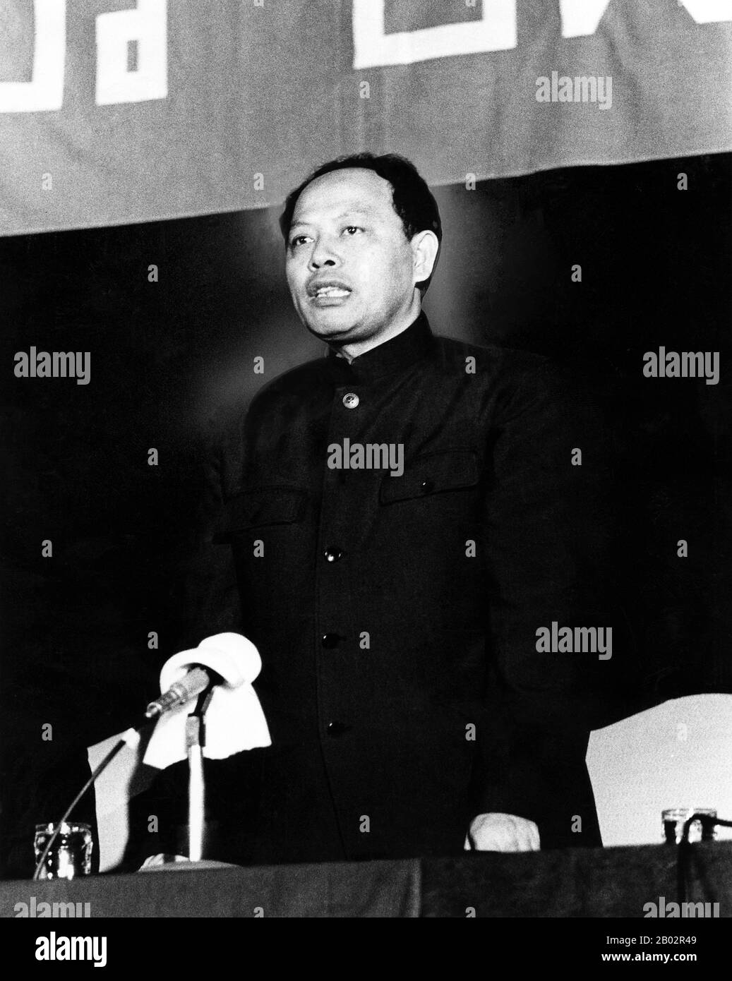Ieng Sary, Khmer Rouge "Bruder Nr. 3", wurde im Jahr 1924 Kim Trang in der Provinz Traa Vinh in Vietnam geboren. Er war von 1975 bis 1979 Vizepremier und Außenminister des Demokratischen Kampuchea und bekleidete bis zu seiner Abtrünnigkeit 1996 mehrere leitende Funktionen in der Khmer Rouge. Er war verheiratet mit Ieng Thirith, ehemaliger Khmer Rouge Sozialministerin. Ieng Sary starb in Haft, während er wegen Völkermordes, 14. März 2013, im Alter von 87 Jahren, vor Gericht stand. Stockfoto