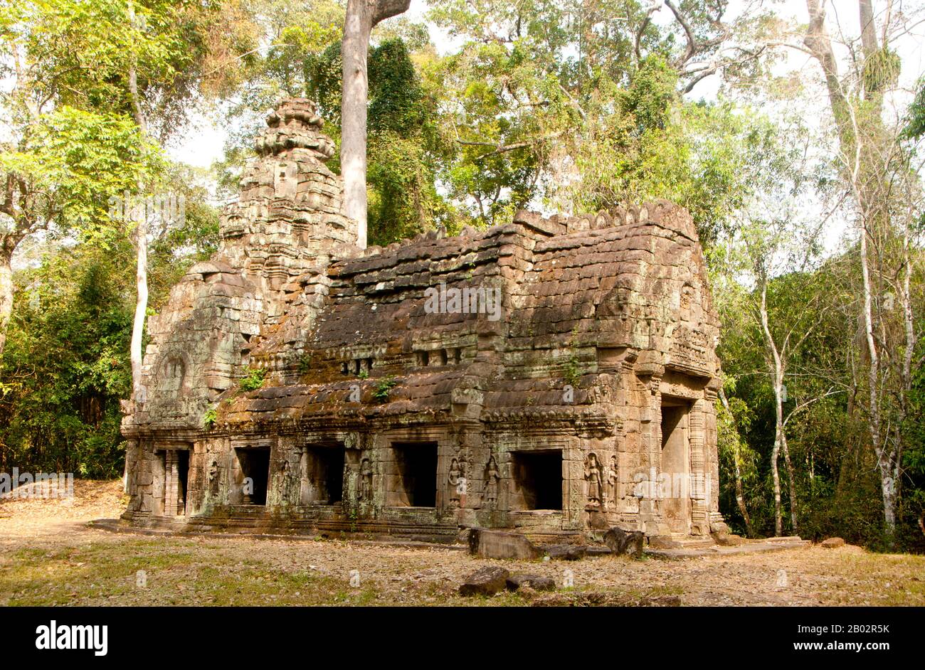 Kambodscha: Feuerschrein oder Dharmasala (Wallfahrtsstätte) in der Nähe des Osteingangs zum Haupttempel in Preah Khan, Angkor. Preah Khan (Tempel des Heiligen Schwertes) wurde im späten 12. Jahrhundert (1191) von Jayavarman VII erbaut und befindet sich nördlich von Angkor Thom. Der Tempel wurde an der Stelle erbaut, an der Jayavarman VII. 1191 den Sieg über die einmarschierenden Chams errichtete. Es war das Zentrum einer bedeutenden Organisation mit fast 100.000 Beamten und Bediensteten. Sie diente früher als buddhistische Universität. Die wichtigste Gottheit des Tempels ist die Bodhisatva Avalokiteshvara in Form von Jayavarmans Vater Stockfoto