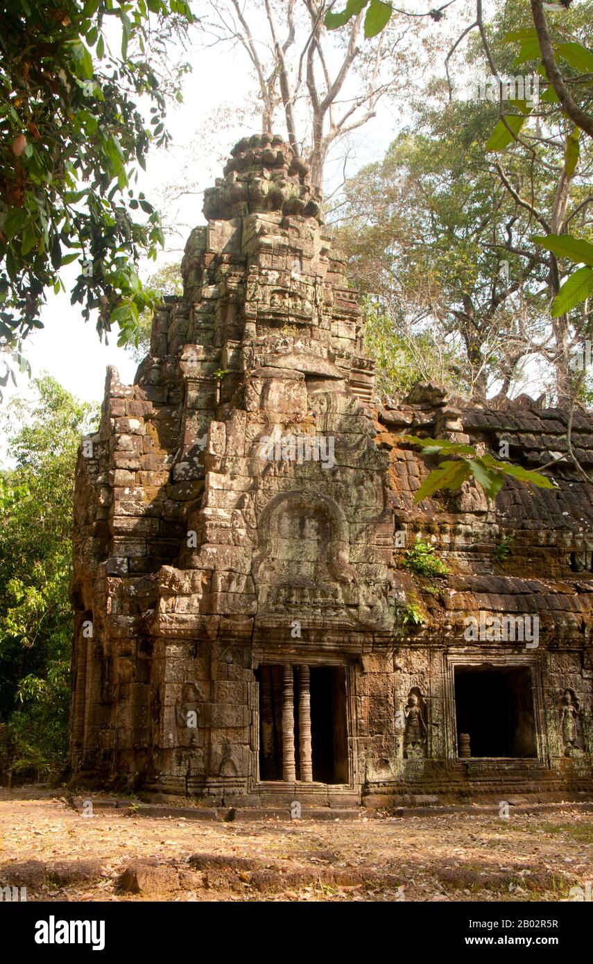 Kambodscha: Feuerschrein oder Dharmasala (Wallfahrtsstätte) in der Nähe des Osteingangs zum Haupttempel in Preah Khan, Angkor. Preah Khan (Tempel des Heiligen Schwertes) wurde im späten 12. Jahrhundert (1191) von Jayavarman VII erbaut und befindet sich nördlich von Angkor Thom. Der Tempel wurde an der Stelle erbaut, an der Jayavarman VII. 1191 den Sieg über die einmarschierenden Chams errichtete. Es war das Zentrum einer bedeutenden Organisation mit fast 100.000 Beamten und Bediensteten. Sie diente früher als buddhistische Universität. Die wichtigste Gottheit des Tempels ist die Bodhisatva Avalokiteshvara in Form von Jayavarmans Vater Stockfoto