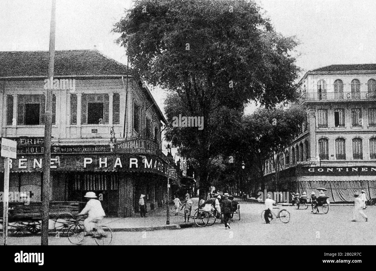 Die Rue Catinat (Straße Catinat) ist eine Straße, die heute Dong Khoi heißt, in Ho-Chi-Minh-Stadt, dem ehemaligen Saigon. Sie wurde für Nicolas Catinat benannt, einen französischen Marschall aus dem 17. Und 18. Jahrhundert. Der ehemalige Kaiser Bảo Đại machte Saigon 1949 mit sich selbst zur Hauptstadt des Staates Vietnam. Nachdem die Việt Minh 1954 die Kontrolle über Nordvietnamesen erlangt hatte, wurde es üblich, die Regierung Saigon als "Südvietnamesen" zu bezeichnen. Die Regierung wurde in Republik Vietnam umbenannt, als Bảo Đại von seiner Premierministerin Ngo Dinh Diem in einem betrügerischen Referendum im Jahr 1955 abgesetzt wurde. Saigon und Cholon, eine Adja Stockfoto