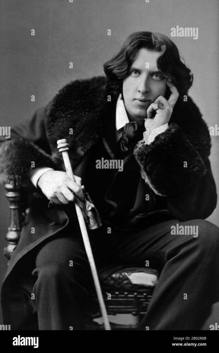 Oscar Fingal O'Flahertie Wills Wilde (16. Oktober 1854 - 30. November 1900) war ein irischer Schriftsteller und Dichter. Nachdem er in den 1880er Jahren in verschiedenen Formen geschrieben hatte, entwickelte er sich Anfang der 1890er Jahre zu einer der beliebtesten Spielmannszüge Londons. An ihn erinnern heute seine Epigramme, sein Roman Das Bild des Dorian Gray, seine Theaterstücke sowie die Umstände seiner Haft und seines frühen Todes. Stockfoto