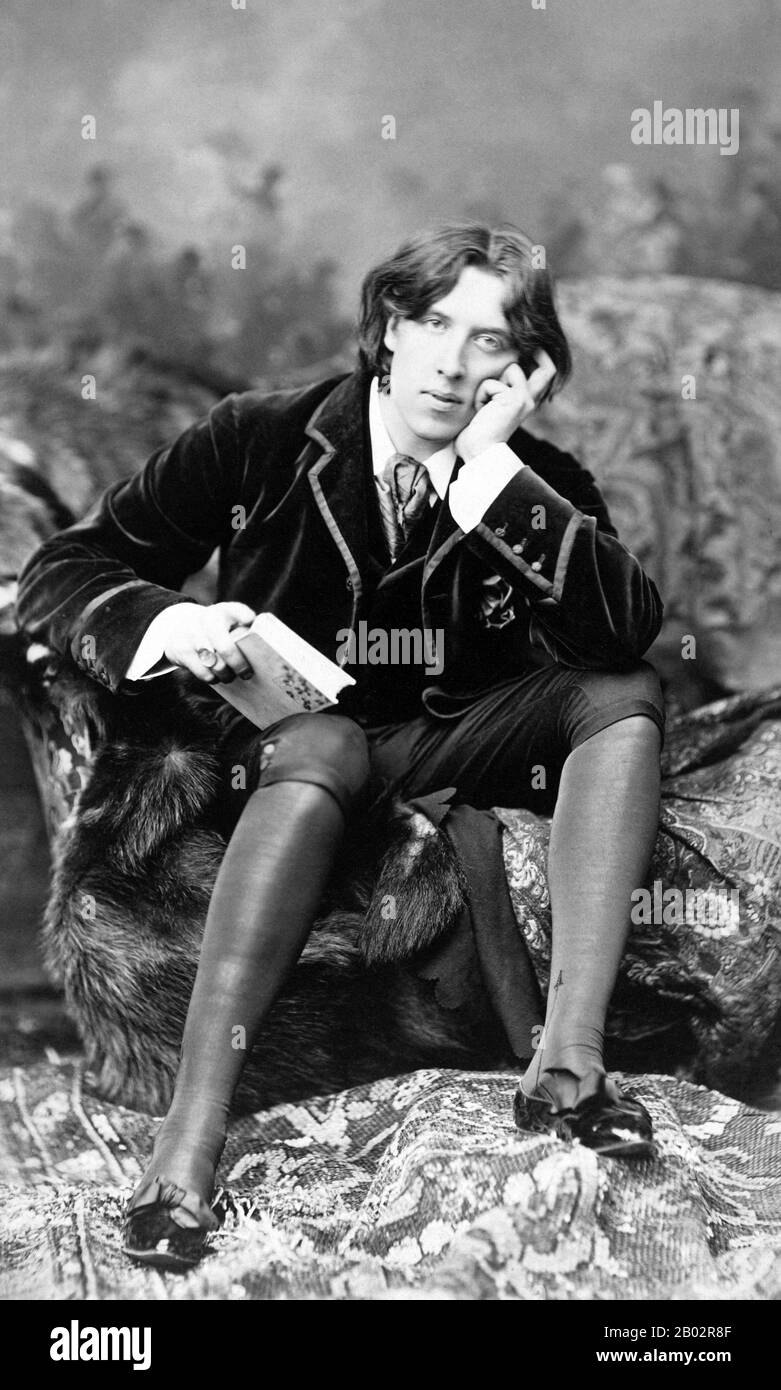 Oscar Fingal O'Flahertie Wills Wilde (16. Oktober 1854 - 30. November 1900) war ein irischer Schriftsteller und Dichter. Nachdem er in den 1880er Jahren in verschiedenen Formen geschrieben hatte, entwickelte er sich Anfang der 1890er Jahre zu einer der beliebtesten Spielmannszüge Londons. An ihn erinnern heute seine Epigramme, sein Roman Das Bild des Dorian Gray, seine Theaterstücke sowie die Umstände seiner Haft und seines frühen Todes. Stockfoto