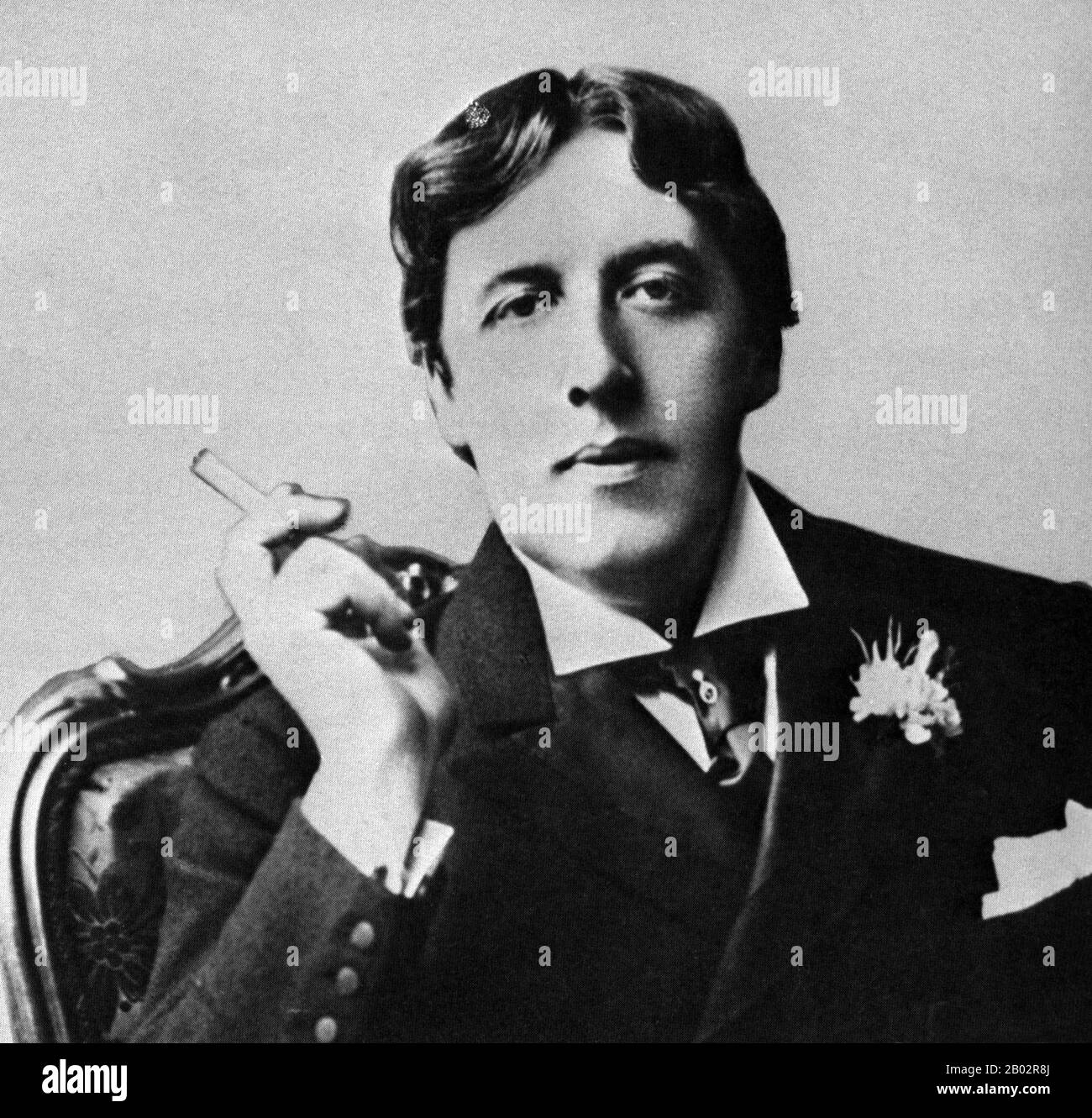 Oscar Fingal O'Flahertie Wills Wilde (16. Oktober 1854 - 30. November 1900) war ein irischer Schriftsteller und Dichter. Nachdem er in den 1880er Jahren in verschiedenen Formen geschrieben hatte, entwickelte er sich Anfang der 1890er Jahre zu einer der beliebtesten Spielmannszüge Londons. An ihn erinnern heute seine Epigramme, sein Roman Das Bild des Dorian Gray, seine Theaterstücke sowie die Umstände seiner Haft und seines frühen Todes. Stockfoto