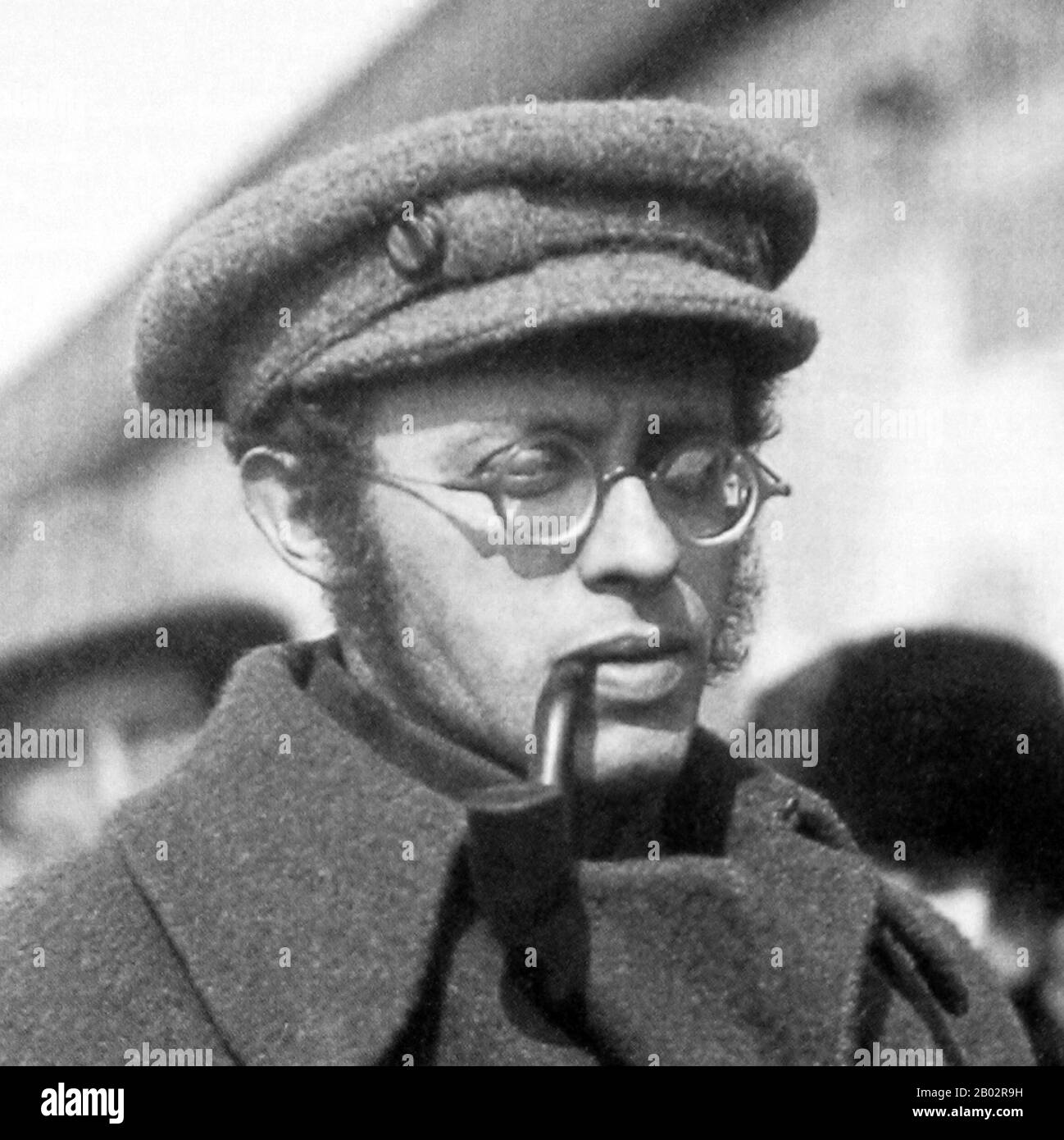 Karl Berngardowitsch Radek (31. Oktober 1885 - 19. Mai 1939) war ein Marxist, der vor dem ersten Weltkrieg in den polnischen und deutschen sozialdemokratischen Bewegungen aktiv war, und nach der russischen Revolution internationaler kommunistischer Führer in der Sowjetunion. Er half bei der Abfassung der sowjetischen Verfassung von 1936, wurde aber während der Großen Säuberung der 1930er Jahre des Verrats beschuldigt und gestand. Er wurde zu zehn Jahren Strafarbeit verurteilt. Er wurde im Gefängnis von einem NKVD-Mitarbeiter unter direkten Anordnungen von Lavrentiy Beria getötet. Stockfoto
