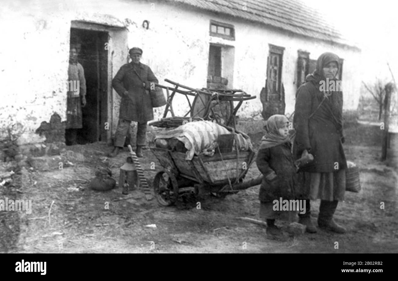 Der Holodomor war eine vom Menschen gemachte Hungersnot in der ukrainischen Sozialistischen Sowjetrepublik in den Jahren 1932 und 1933, bei der schätzungsweise 2,5-7,5 Millionen Ukrainer getötet wurden, wobei Millionen mehr in demographischen Schätzungen gezählt wurden. Es war Teil der größeren Katastrophe, der sowjetischen Hungersnot von 1932-33, die die großen Getreideanbaugebiete des Landes betraf. Während des Holodomors starben Millionen von Bürgern der ukrainischen SSR, von denen die Mehrheit ethnische Ukrainer waren, in einer in der Geschichte der Ukraine beispiellosen Friedenskatastrophe am Hunger. Seit 2006 ist der Holodomor von der unabhängigen Ukraine anerkannt Stockfoto